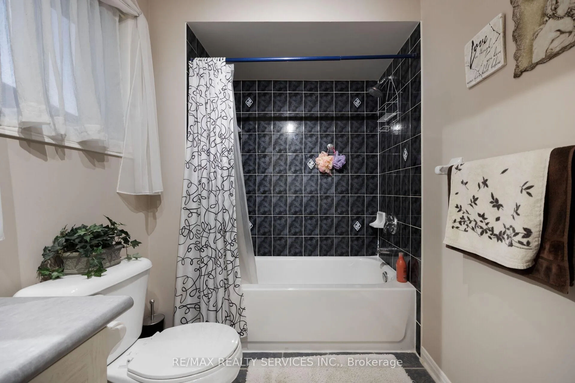 Photo 38 of 56 Pappain Crescent, Brampton, Snelgrove — HOMEH