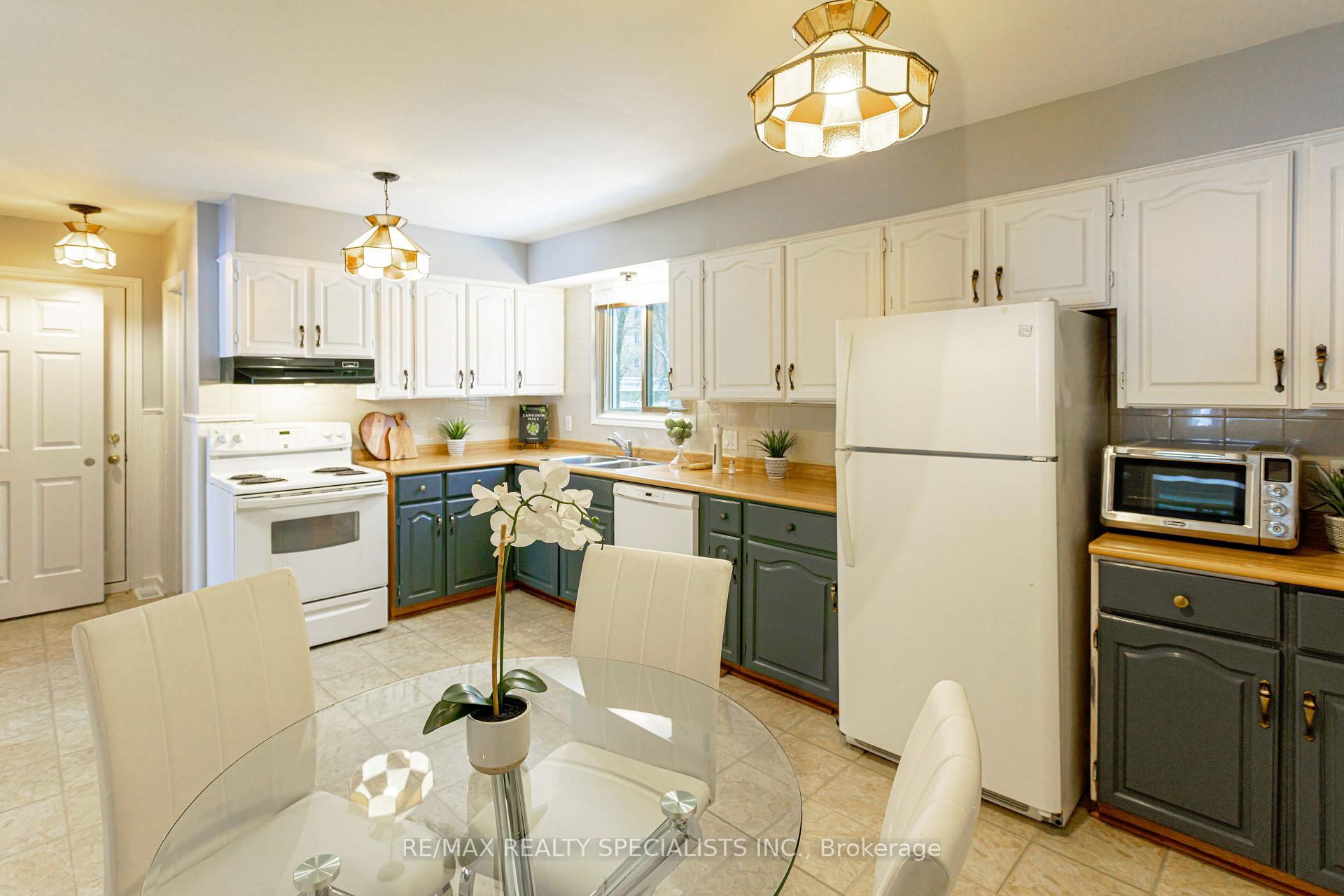 Photo 10 of 87 Poplar Avenue, Halton Hills, Acton — HOMEH