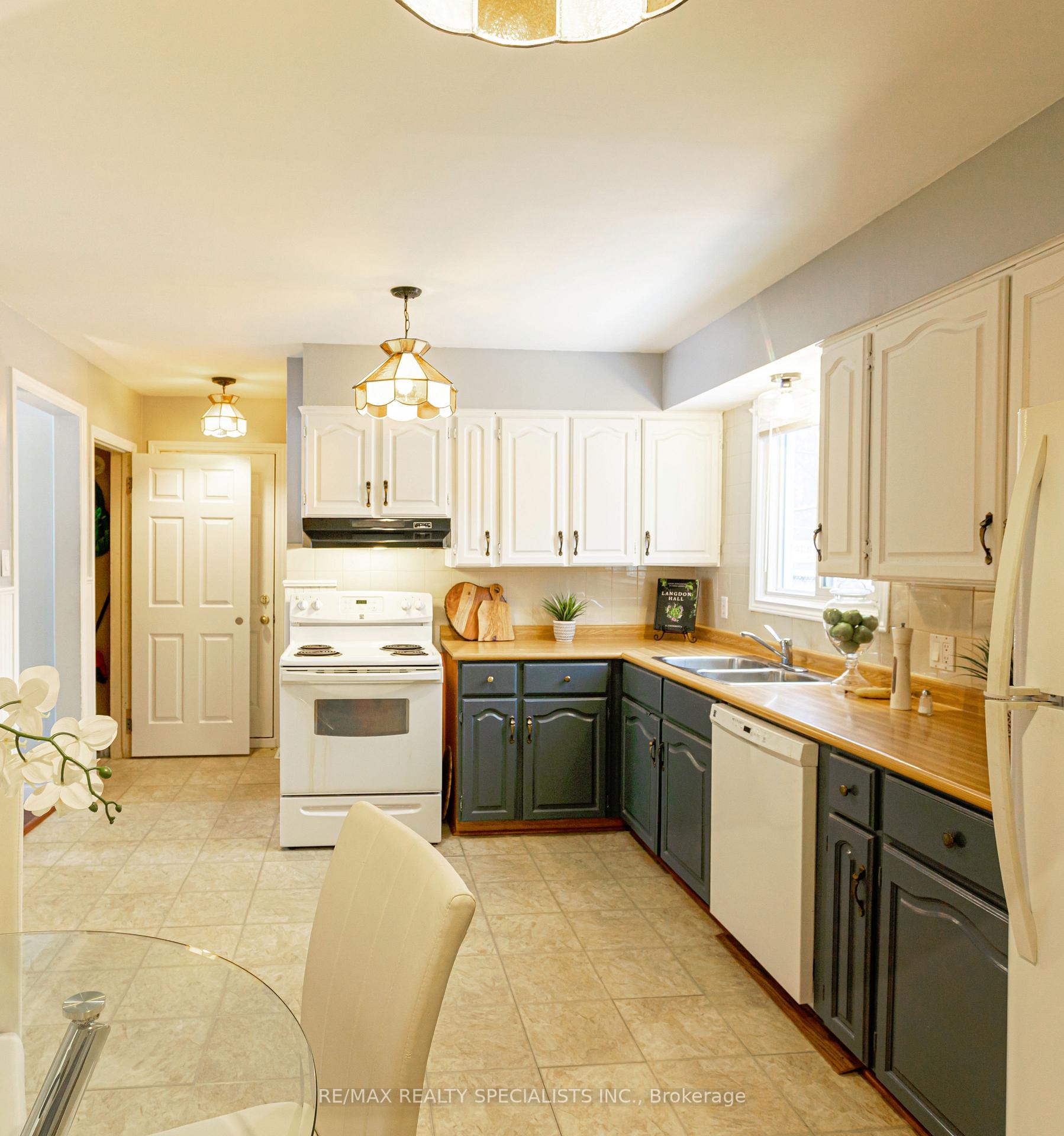 Photo 12 of 87 Poplar Avenue, Halton Hills, Acton — HOMEH