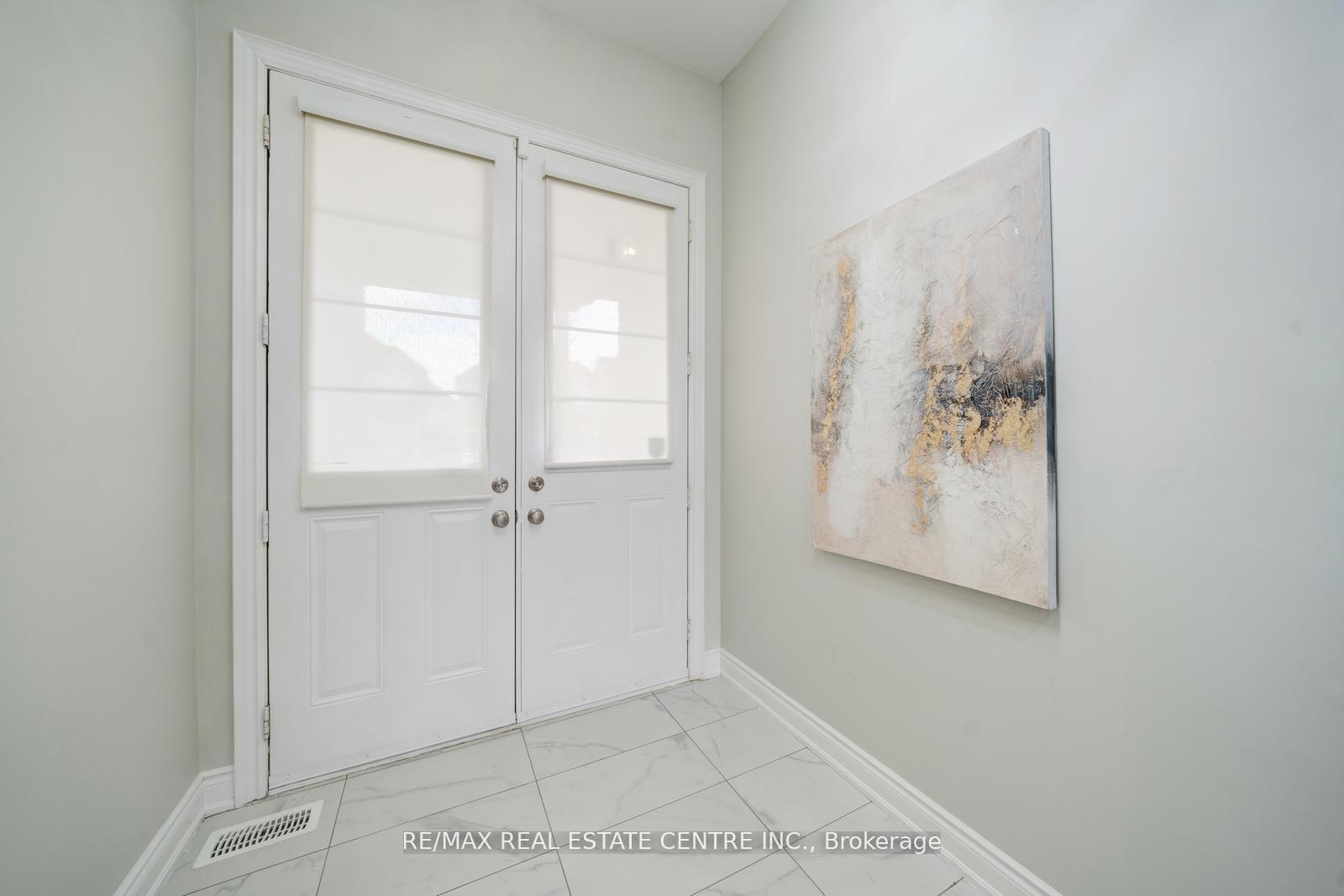 Photo 4 of 5 Carl Finlay Drive, Brampton, Toronto Gore Rural Estate — HOMEH