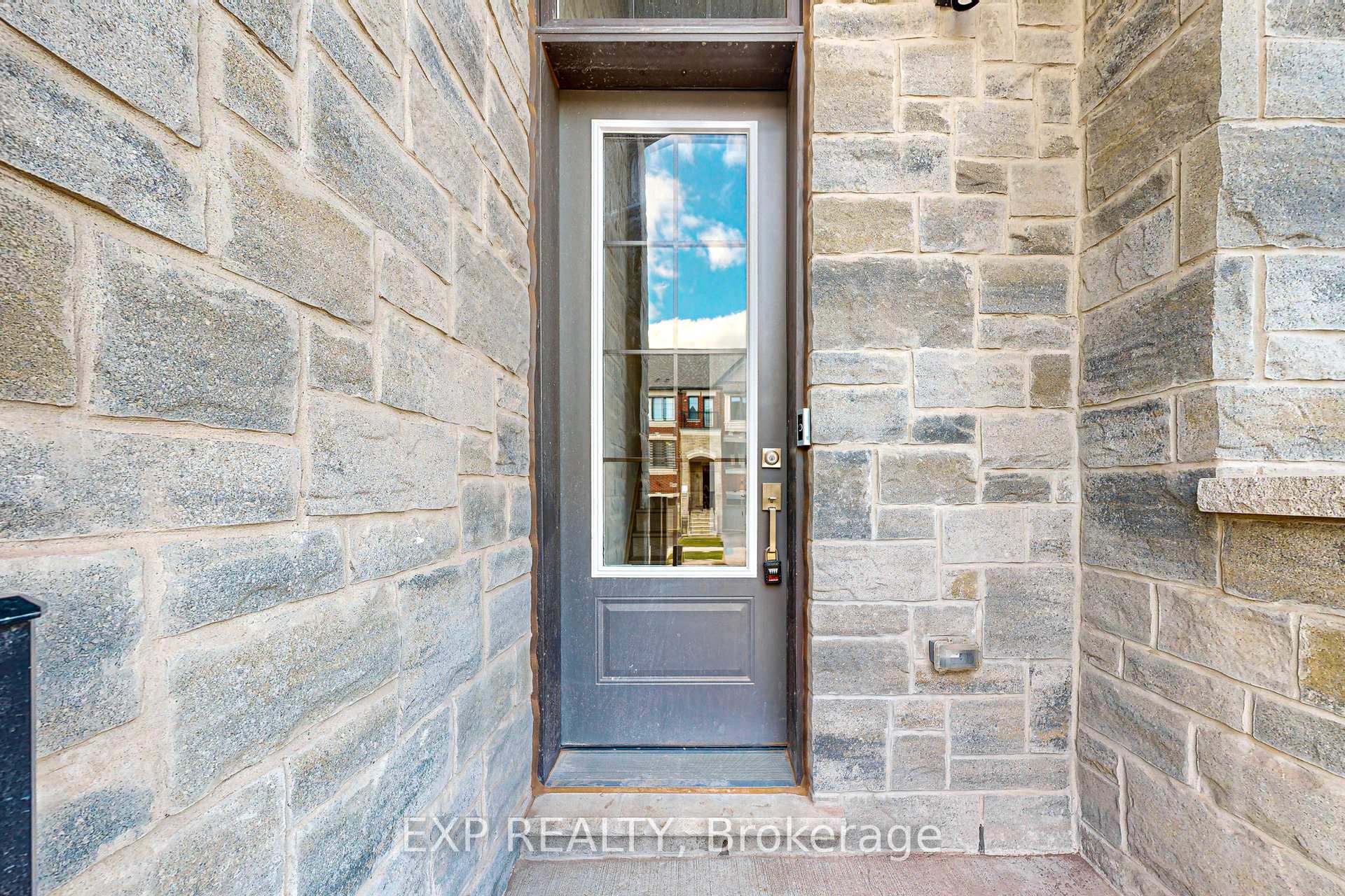 Photo 3 of 1325 Shevchenko Boulevard, Oakville, Northwest — HOMEH