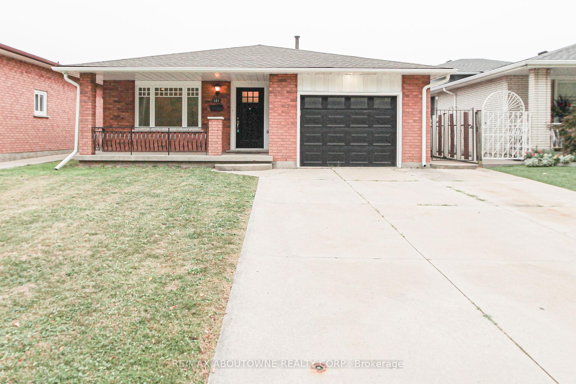 Photo 2 of 201 Bow Valley Drive, Hamilton, Riverdale — HOMEH