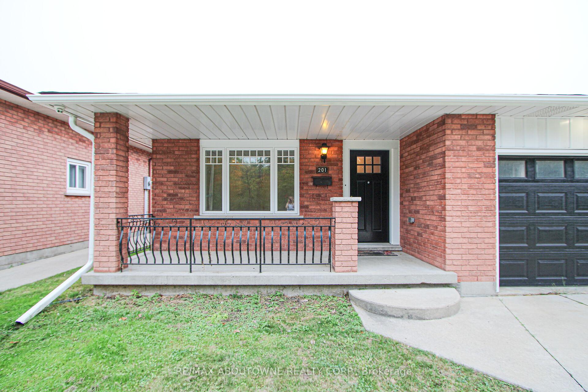 Photo 3 of 201 Bow Valley Drive, Hamilton, Riverdale — HOMEH