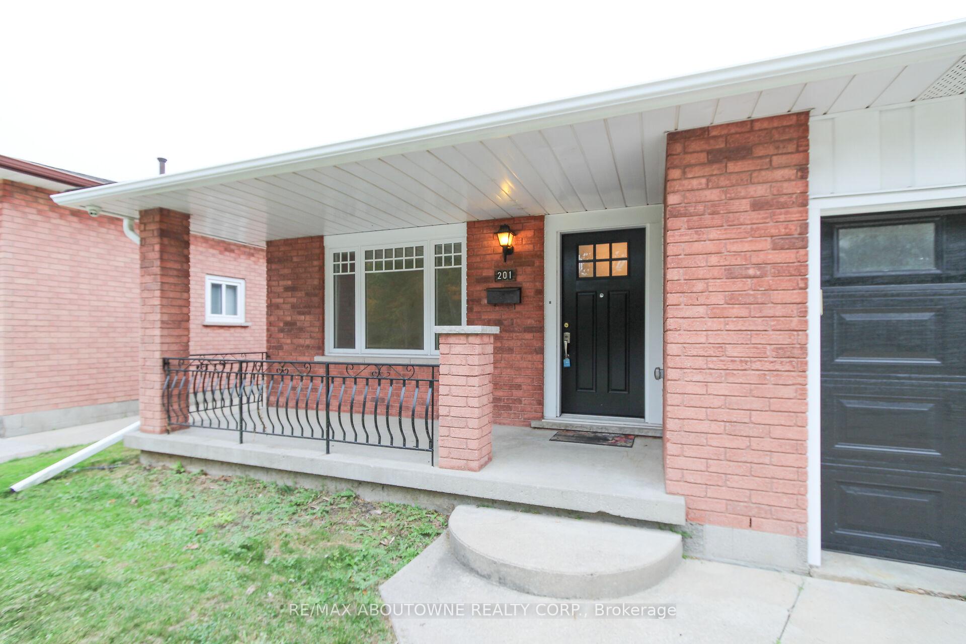 Photo 4 of 201 Bow Valley Drive, Hamilton, Riverdale — HOMEH