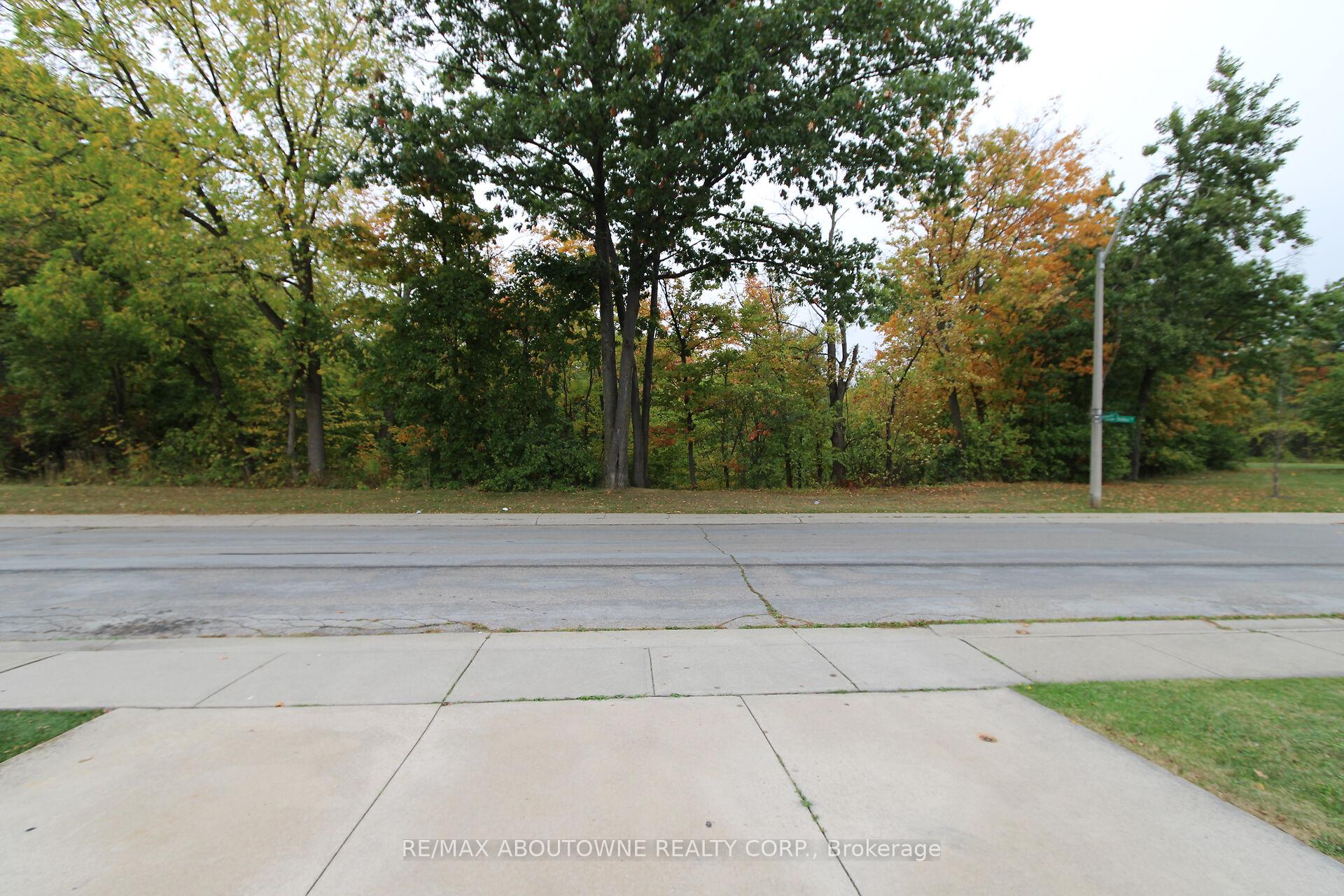 Photo 5 of 201 Bow Valley Drive, Hamilton, Riverdale — HOMEH