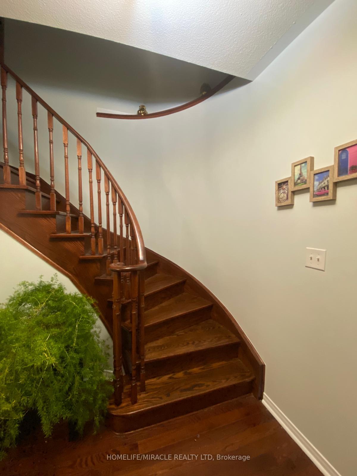 Photo 3 of 2275 Stone Glen Crescent, Oakville, Westmount — HOMEH