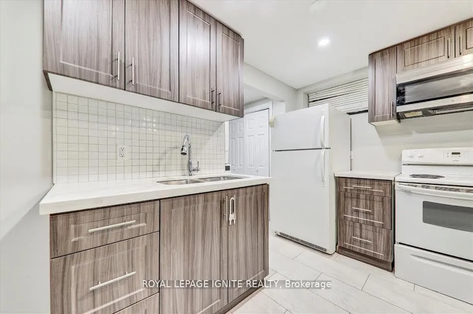 Photo 4 of Unit Bsmt, 36 Hillside Drive, Brampton, Westgate — HOMEH