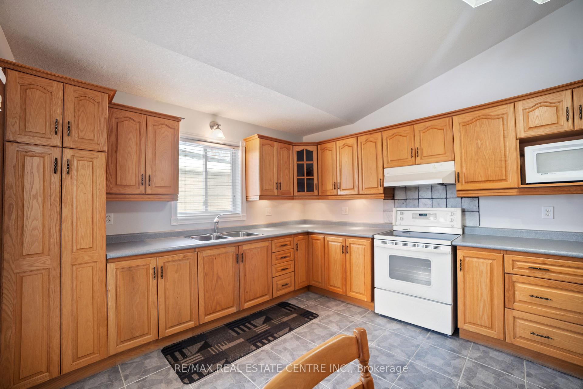 Photo 8 of 96 Bluerock Crescent, Cambridge — HOMEH