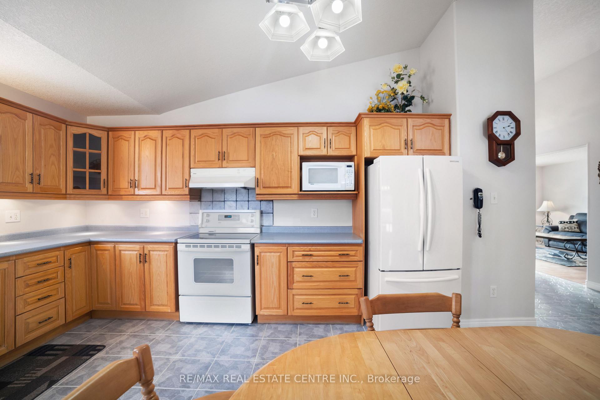 Photo 9 of 96 Bluerock Crescent, Cambridge — HOMEH