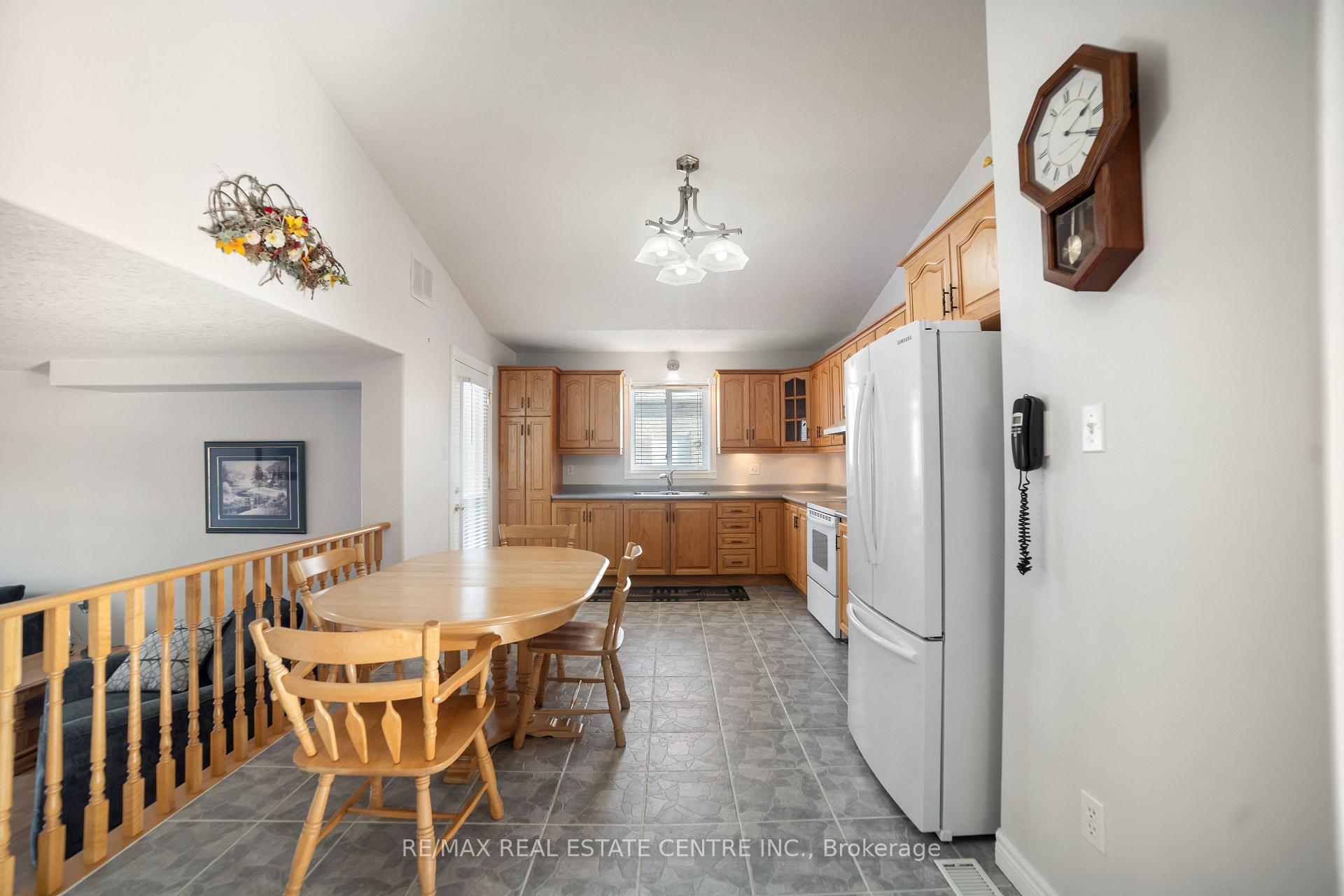 Photo 10 of 96 Bluerock Crescent, Cambridge — HOMEH