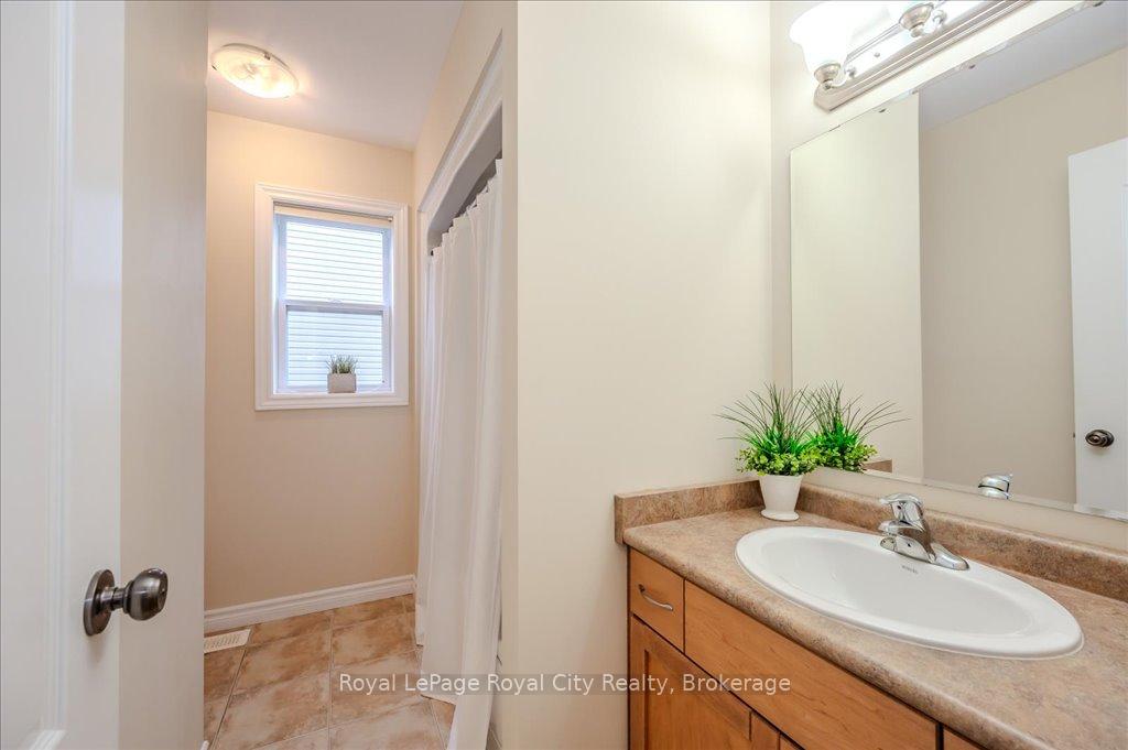 Photo 24 of 59 Amsterdam Crescent, Guelph, Pineridge/Westminster Woods — HOMEH