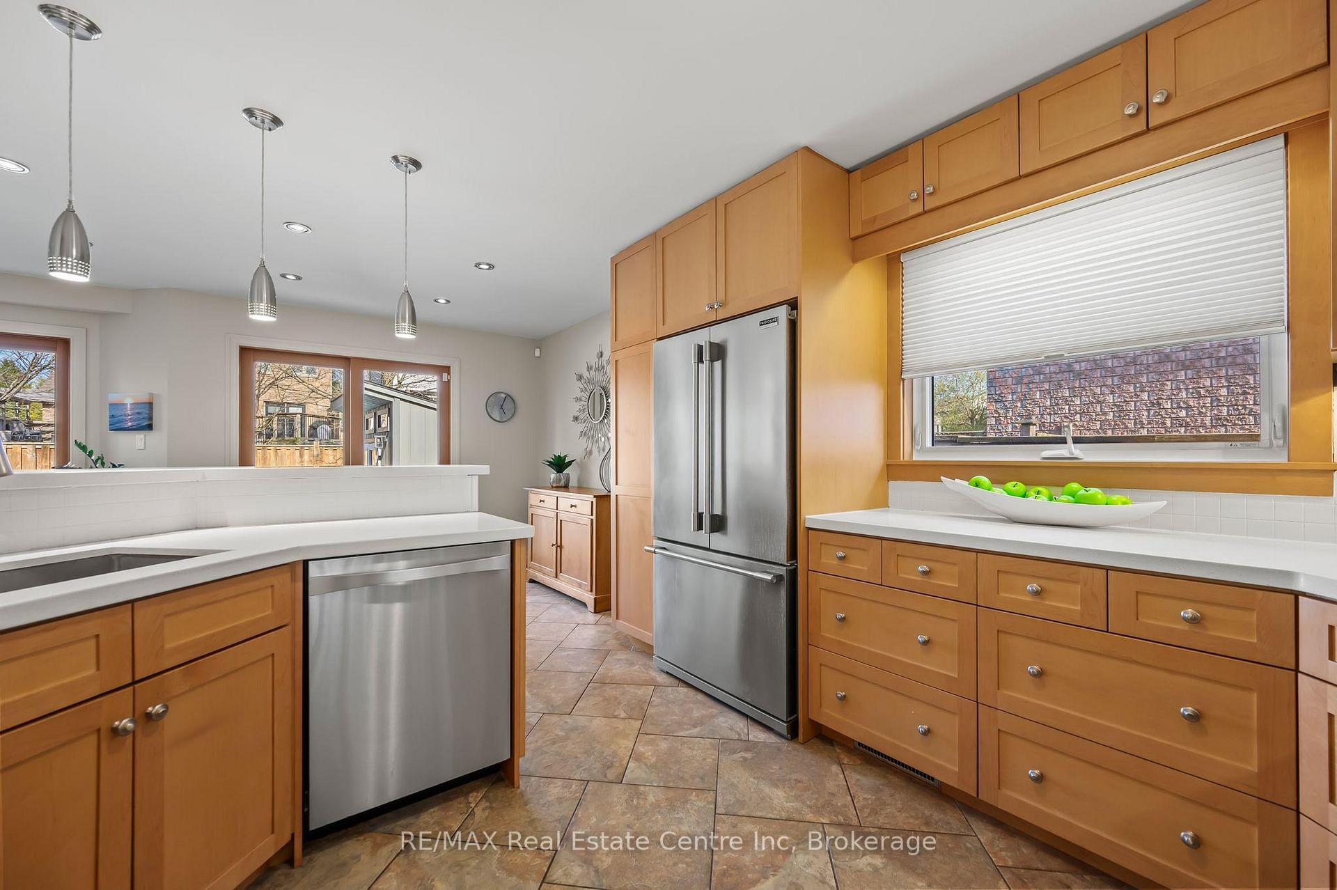 Photo 11 of 71 Ptarmigan Drive, Guelph, Kortright Hills — HOMEH
