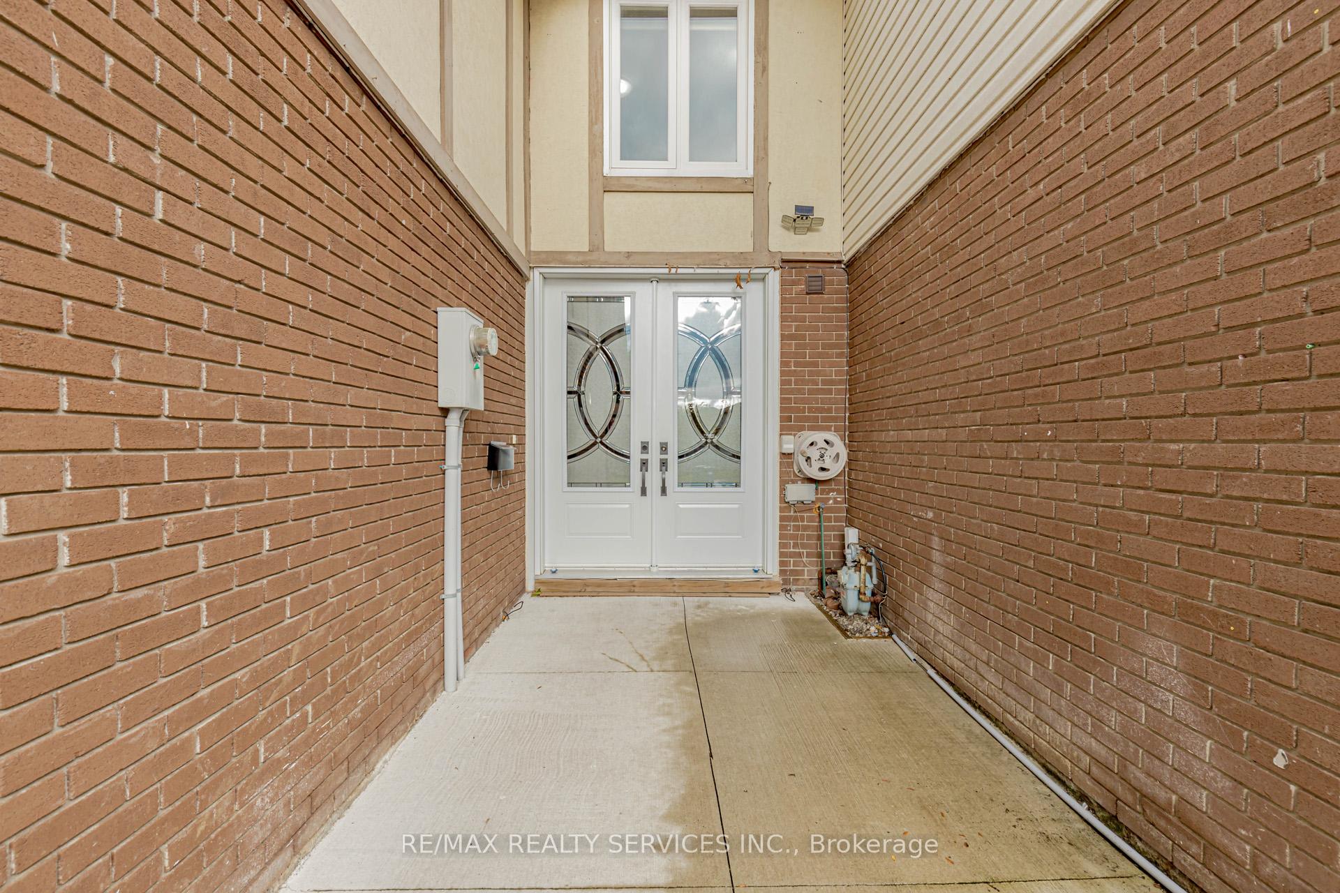 Photo 2 of 3 Kingswood Drive, Brampton, Brampton North — HOMEH