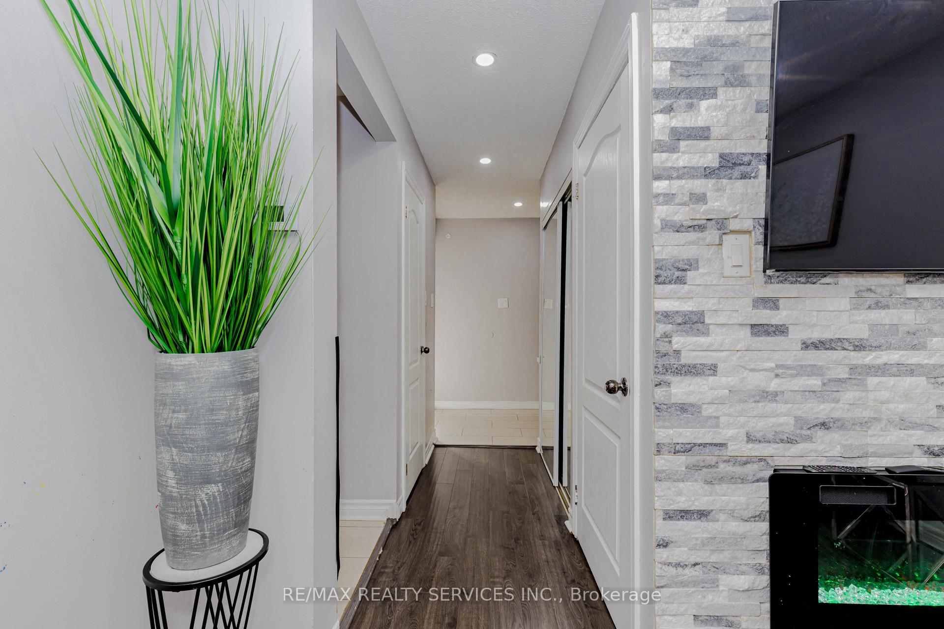 Photo 5 of 3 Kingswood Drive, Brampton, Brampton North — HOMEH