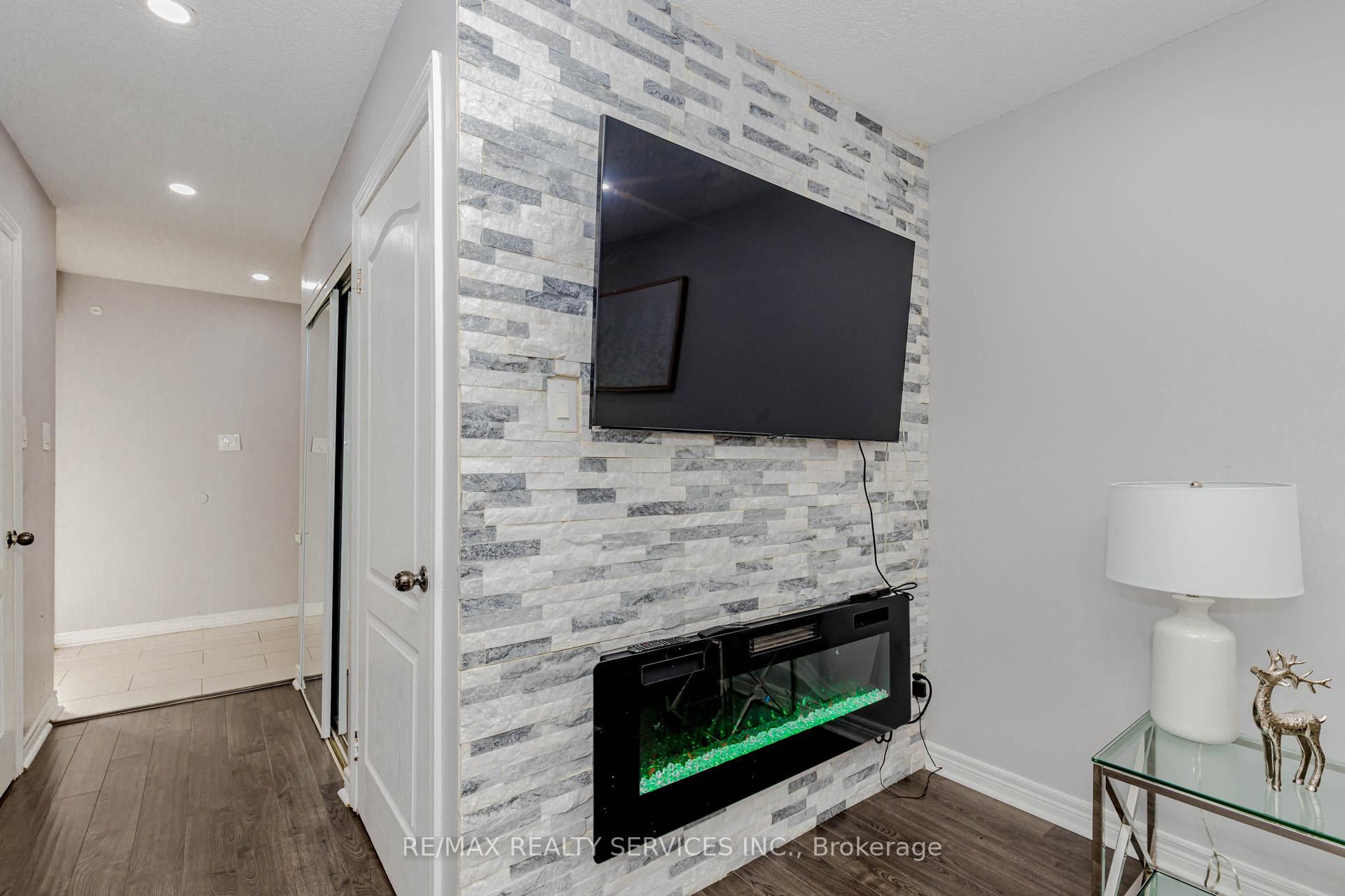 Photo 6 of 3 Kingswood Drive, Brampton, Brampton North — HOMEH