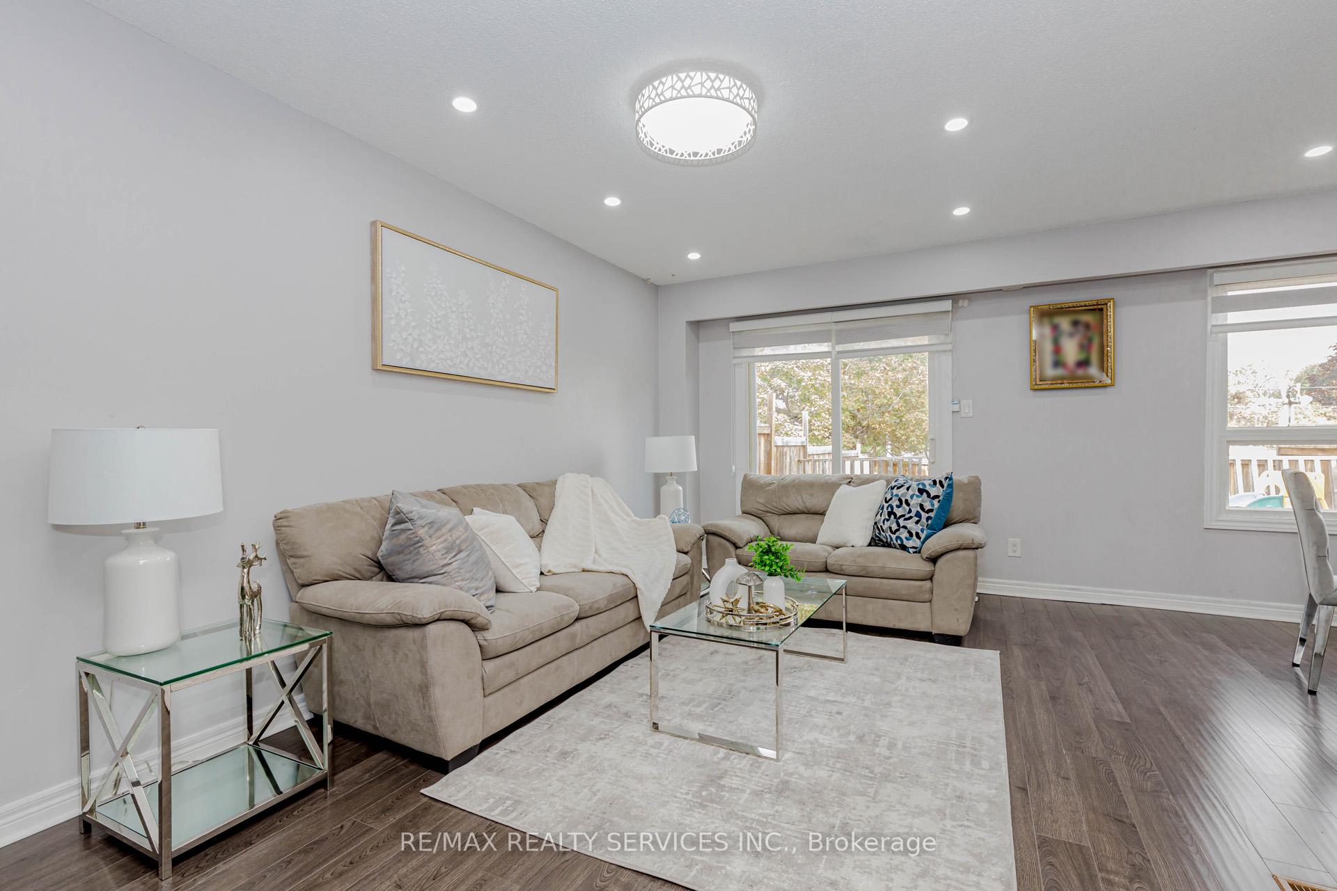 Photo 7 of 3 Kingswood Drive, Brampton, Brampton North — HOMEH