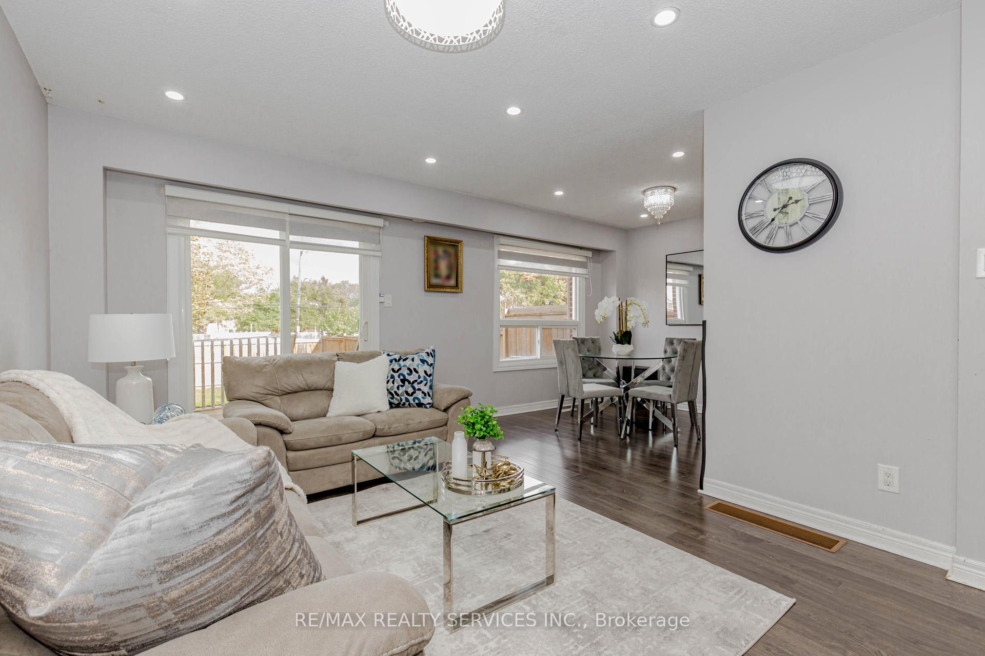 Photo 9 of 3 Kingswood Drive, Brampton, Brampton North — HOMEH