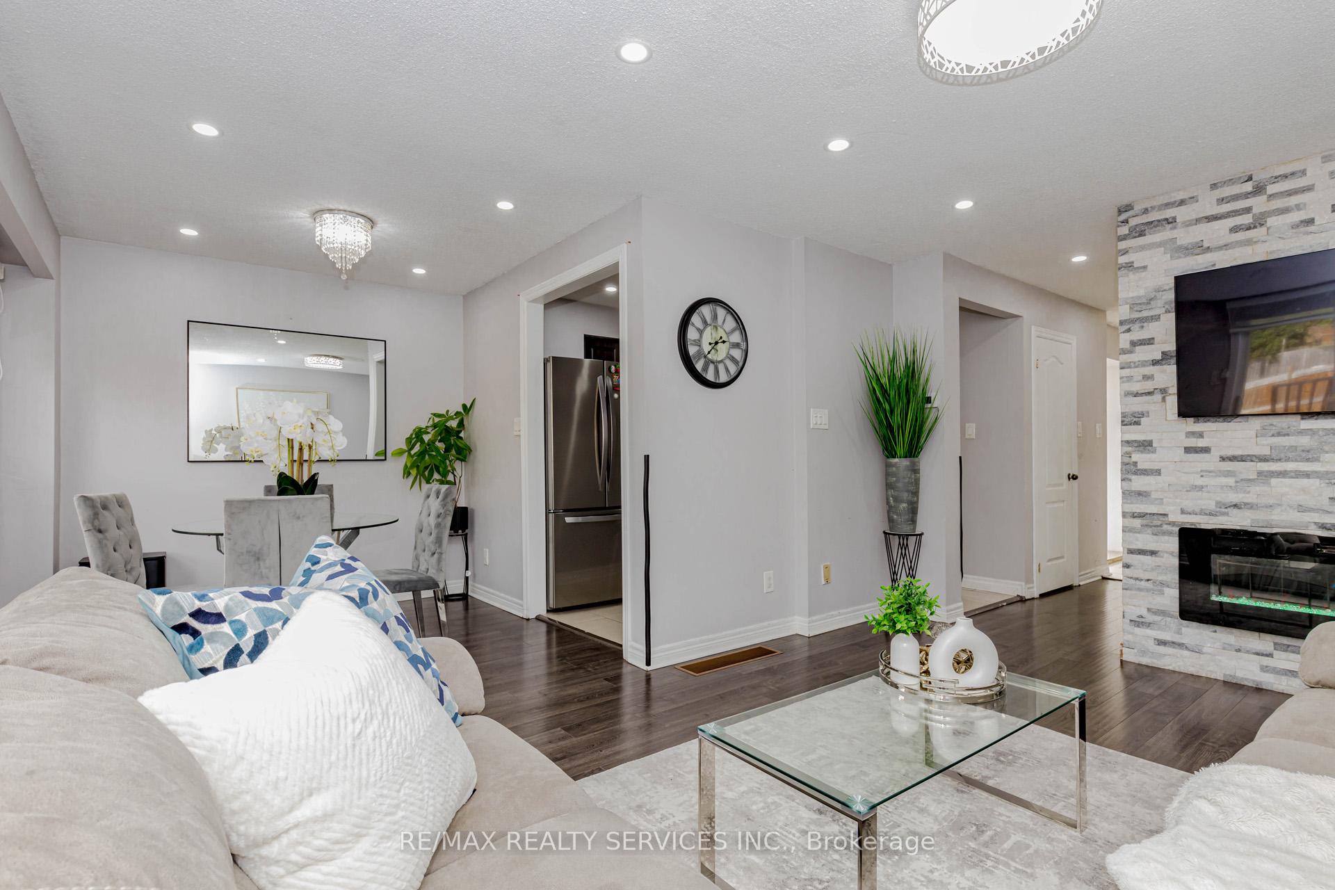 Photo 10 of 3 Kingswood Drive, Brampton, Brampton North — HOMEH