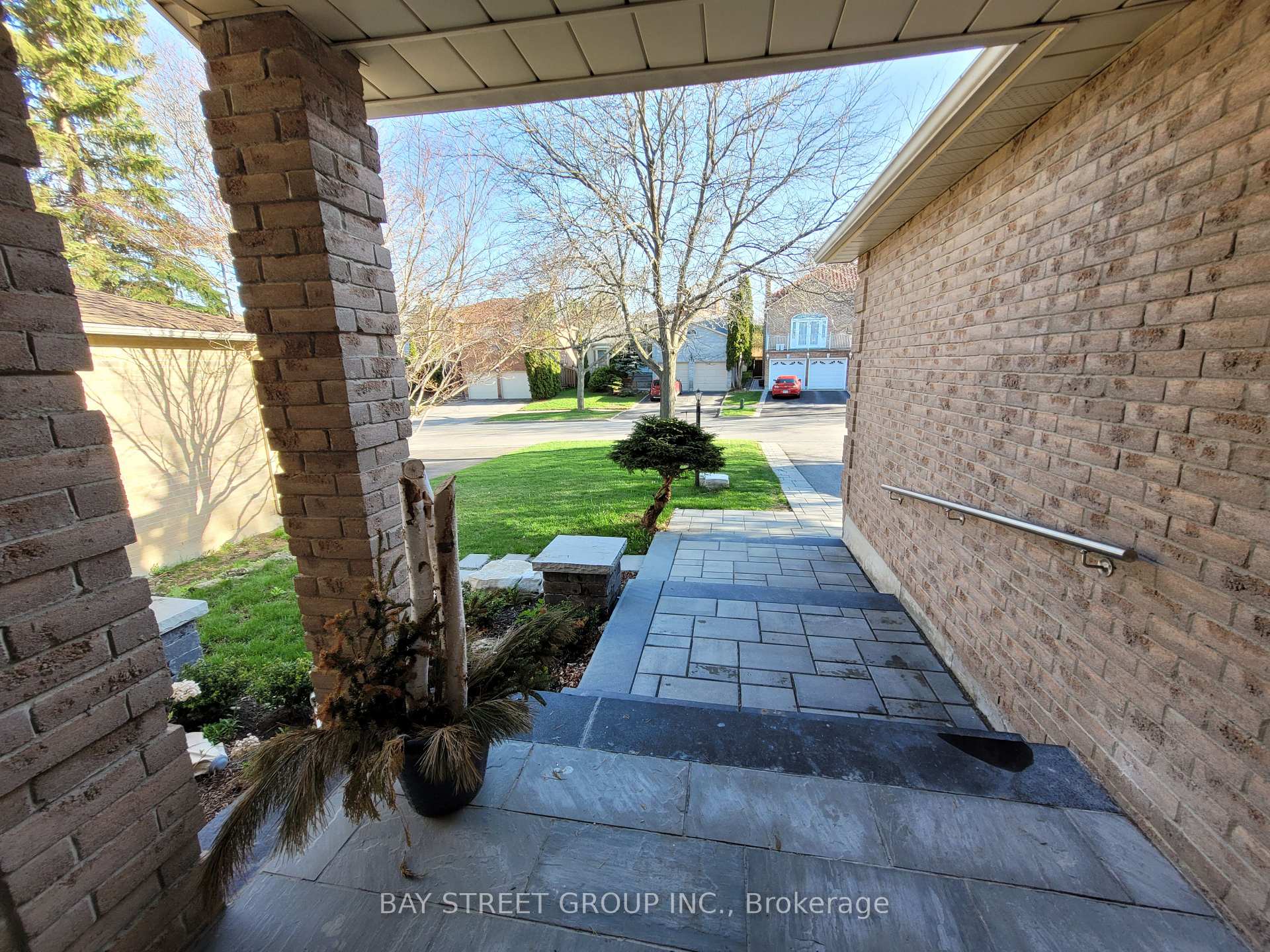 Photo 4 of 188 Timpson Drive, Aurora, Aurora Heights — HOMEH