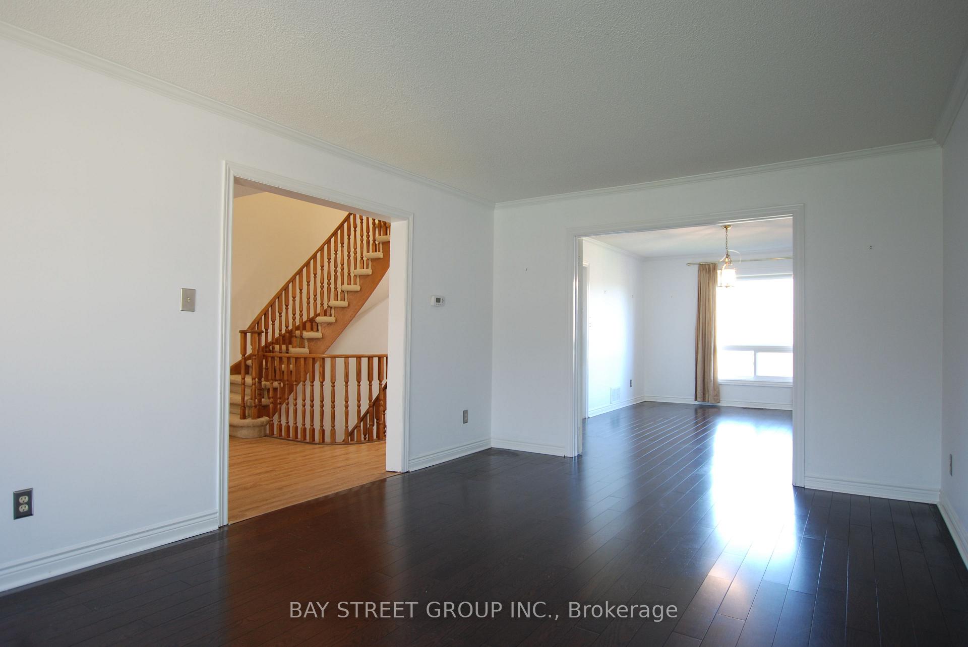Photo 5 of 188 Timpson Drive, Aurora, Aurora Heights — HOMEH