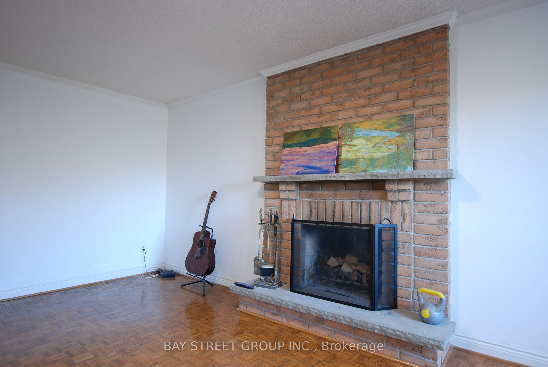 Photo 7 of 188 Timpson Drive, Aurora, Aurora Heights — HOMEH