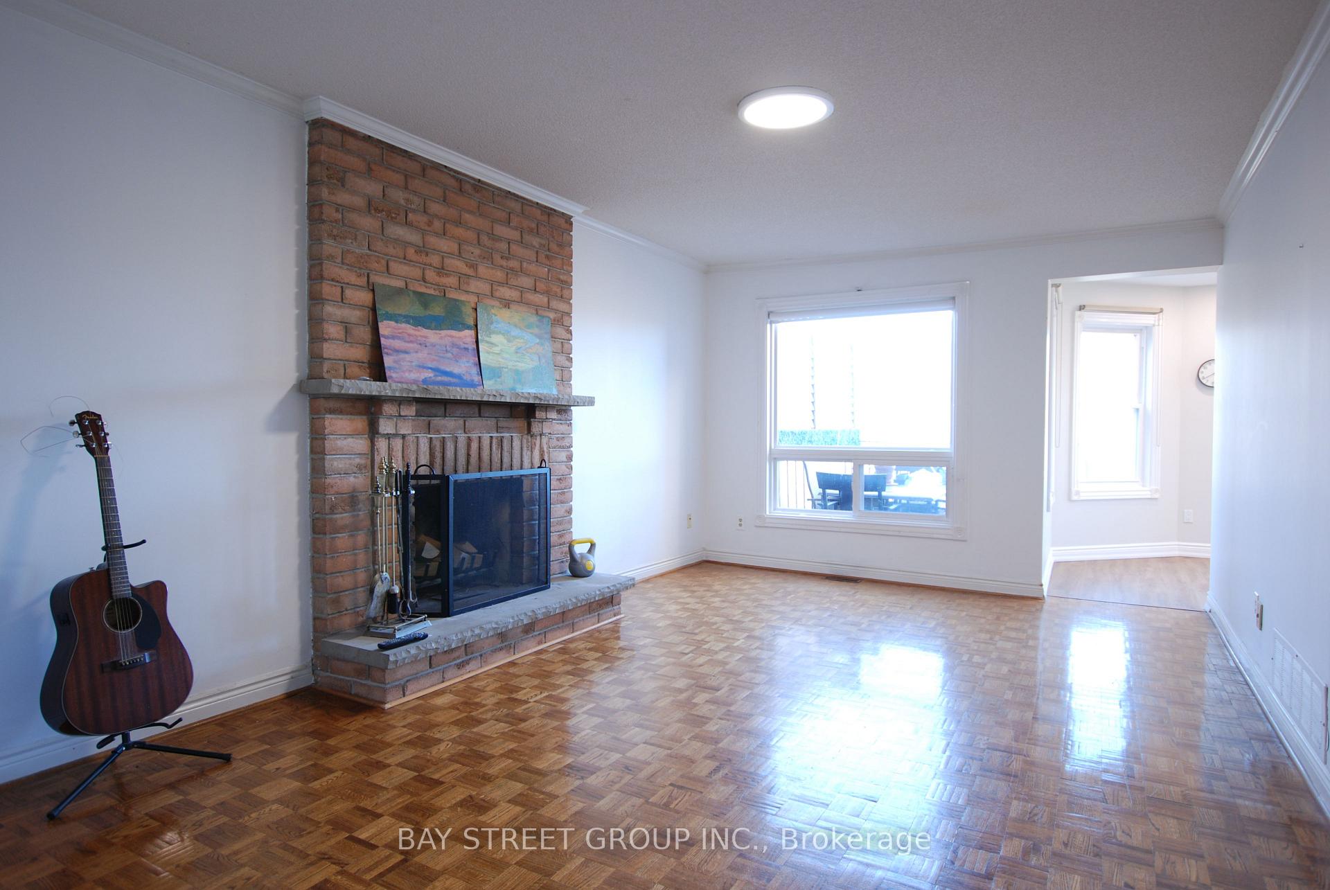 Photo 9 of 188 Timpson Drive, Aurora, Aurora Heights — HOMEH