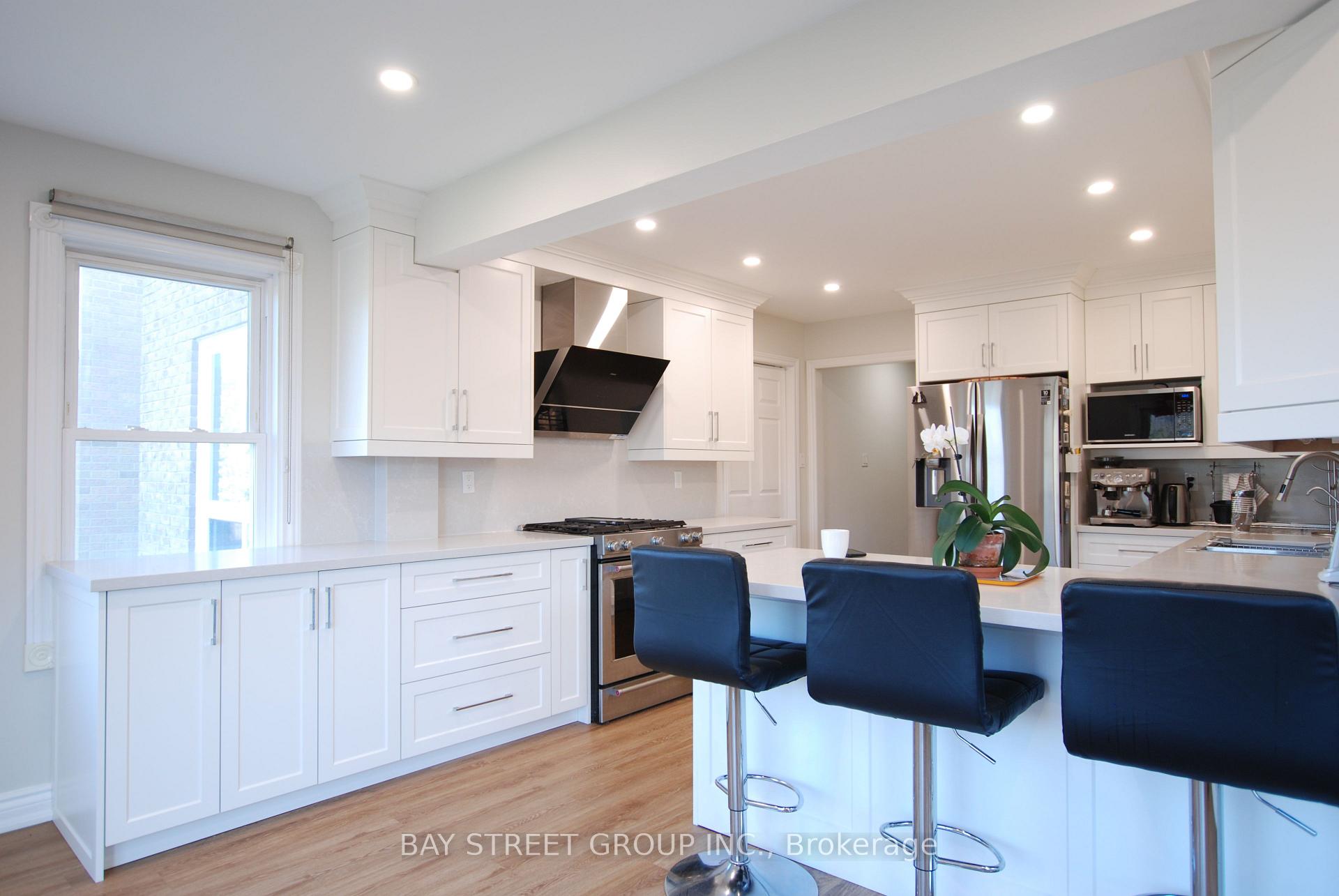 Photo 8 of 188 Timpson Drive, Aurora, Aurora Heights — HOMEH