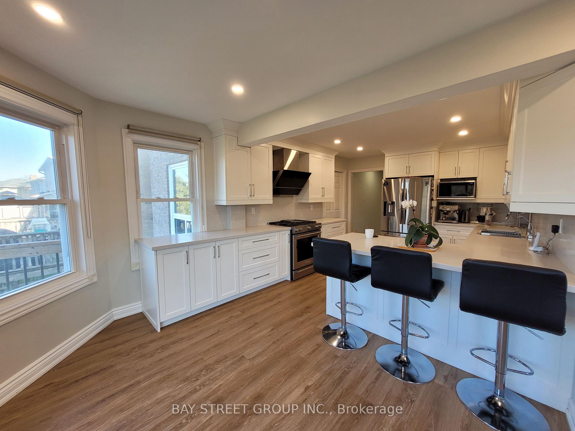 Photo 10 of 188 Timpson Drive, Aurora, Aurora Heights — HOMEH