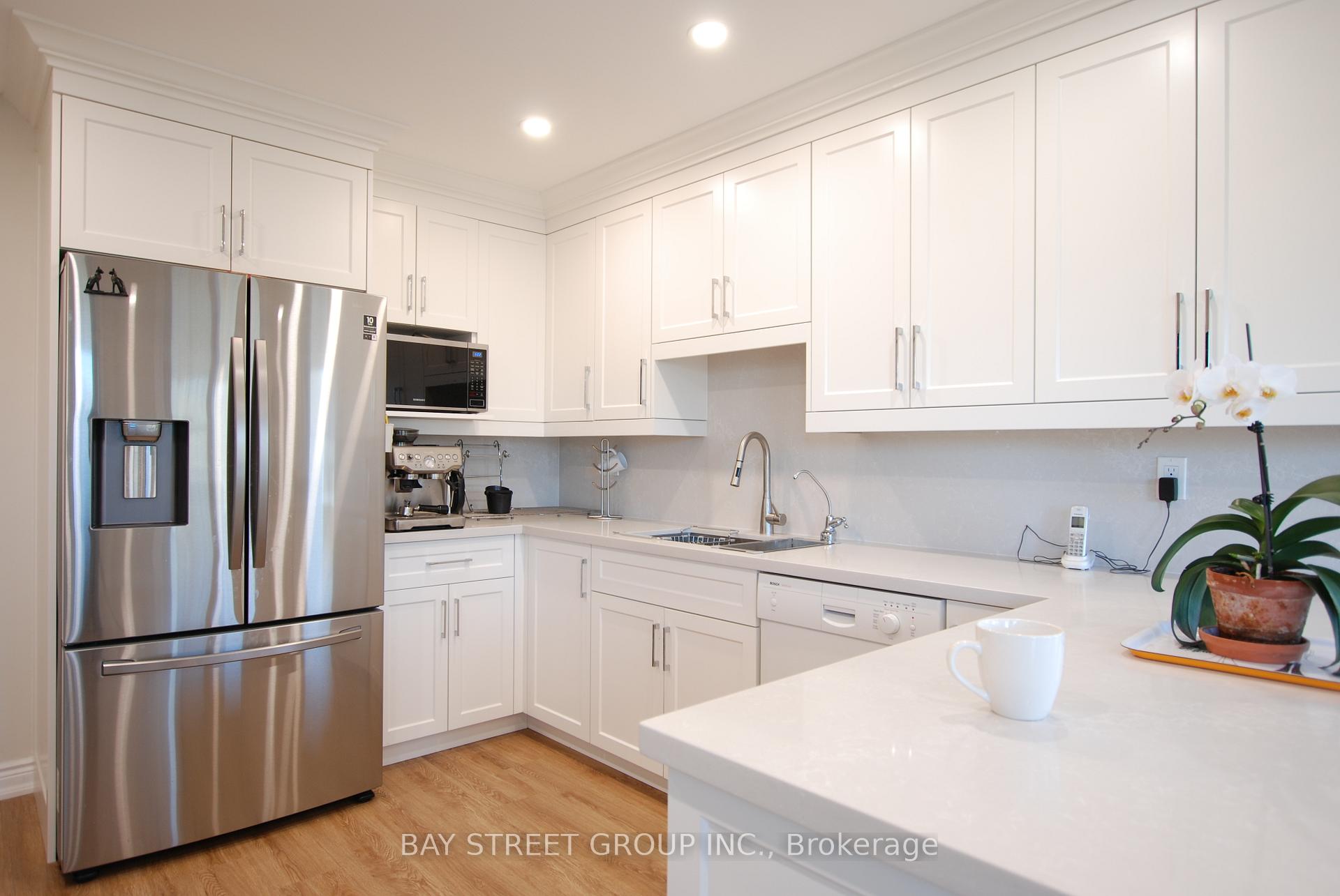 Photo 12 of 188 Timpson Drive, Aurora, Aurora Heights — HOMEH