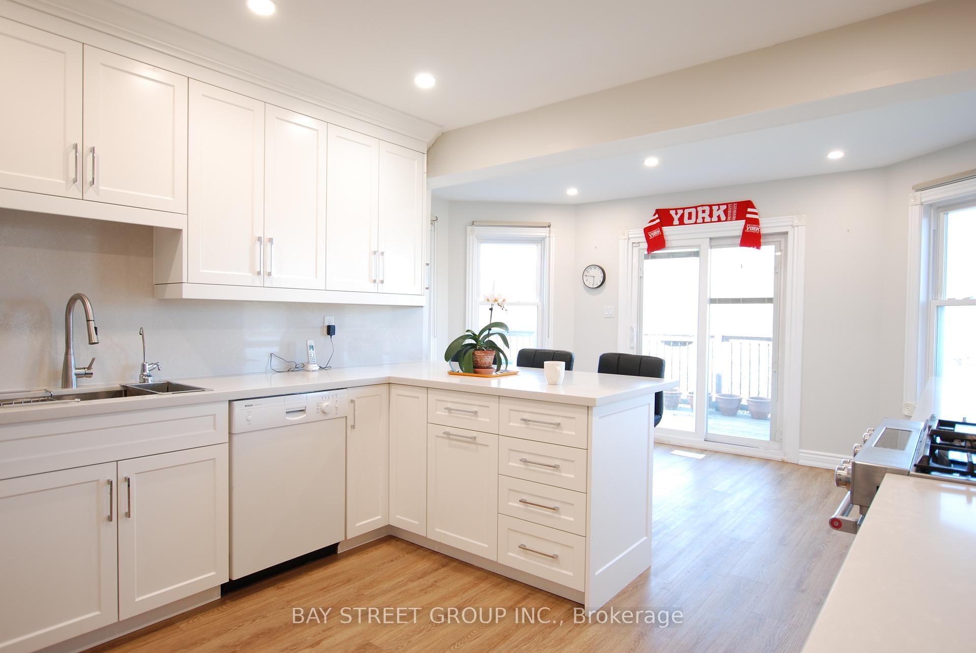 Photo 13 of 188 Timpson Drive, Aurora, Aurora Heights — HOMEH
