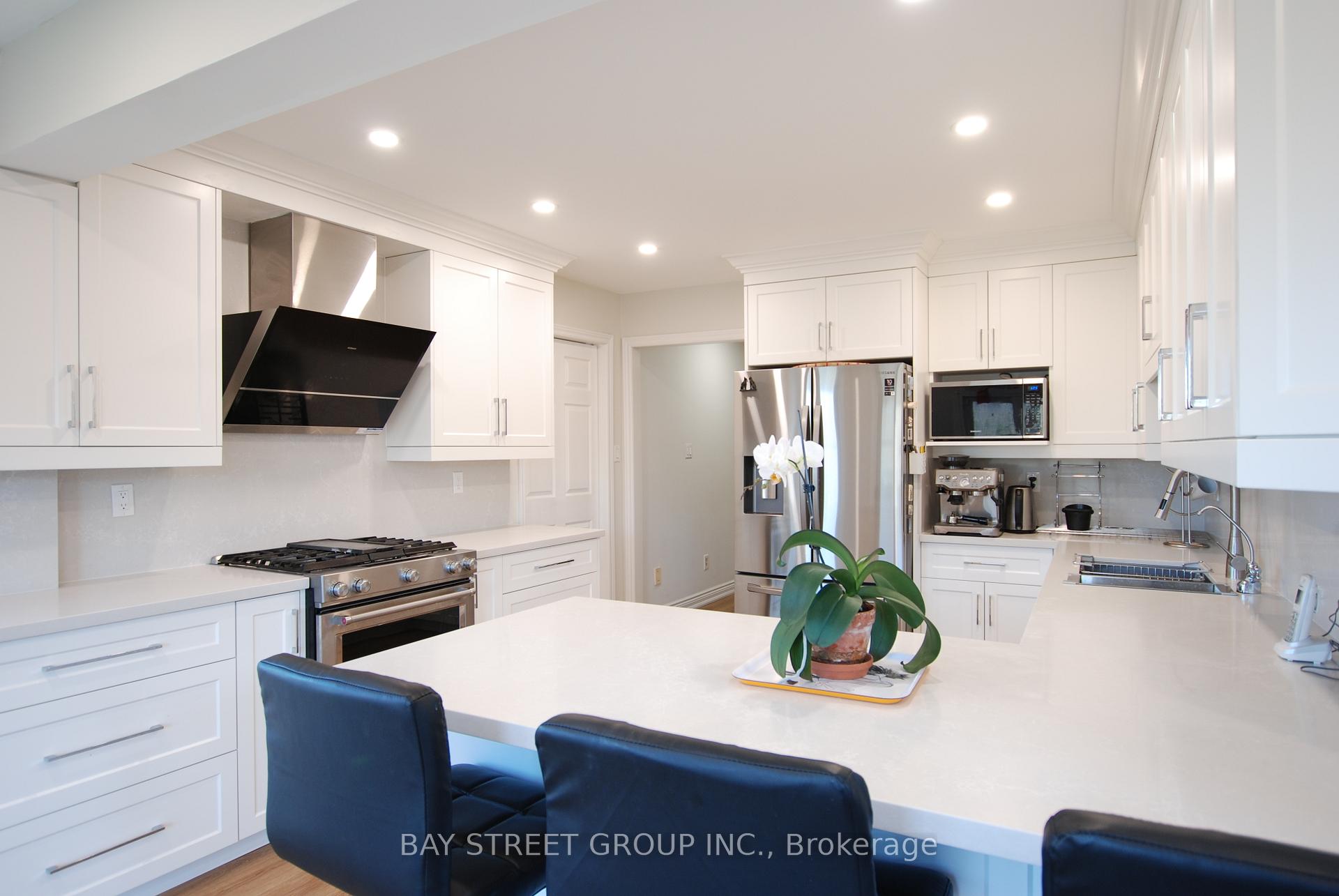 Photo 18 of 188 Timpson Drive, Aurora, Aurora Heights — HOMEH