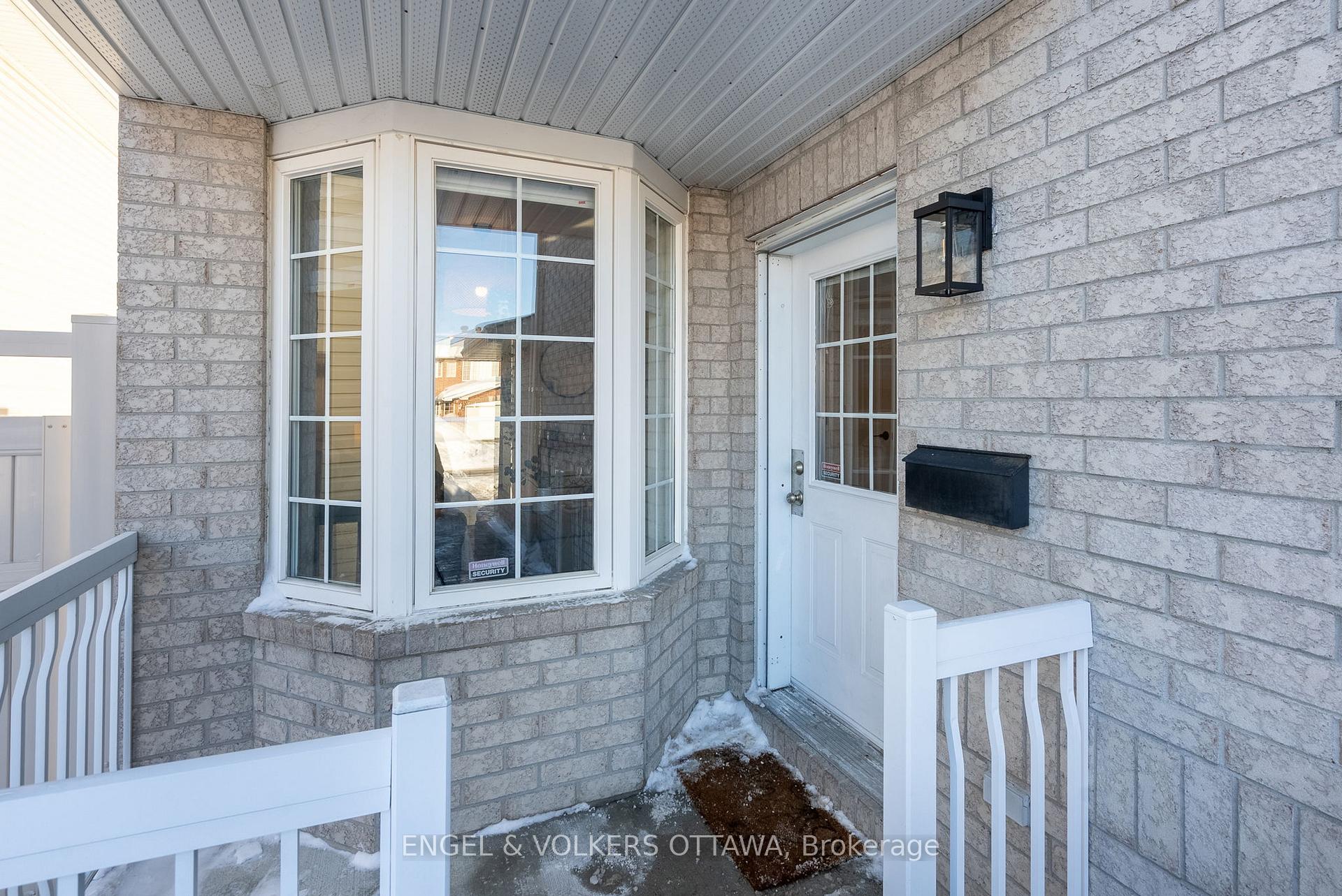 Photo 3 of 47 Splinter Crescent, Ottawa, Fairfield Heights — HOMEH