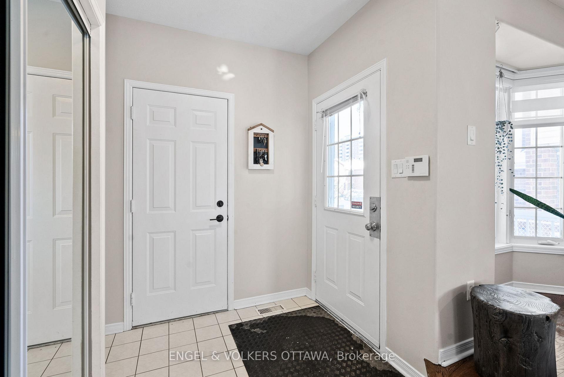 Photo 2 of 47 Splinter Crescent, Ottawa, Fairfield Heights — HOMEH