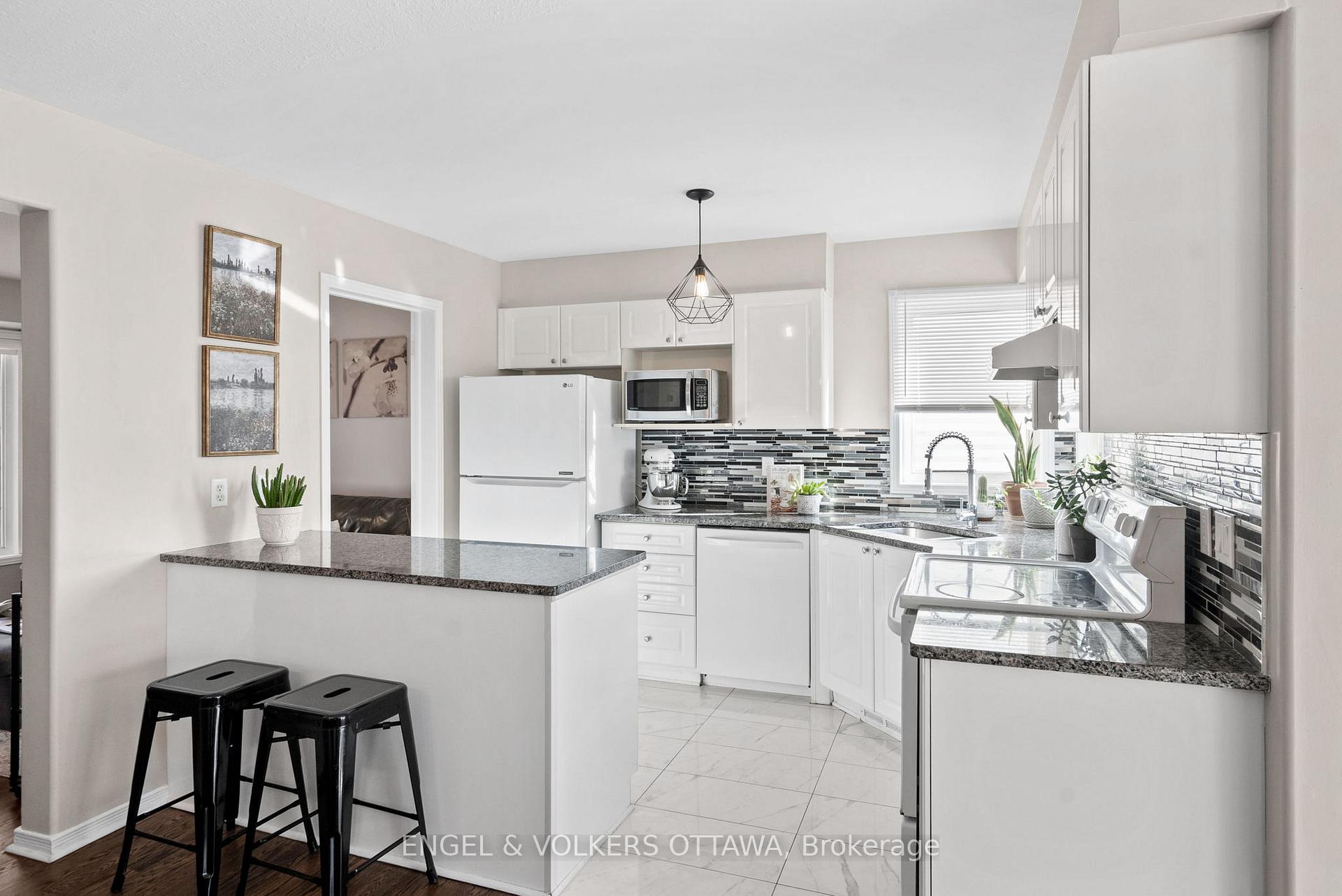 Photo 5 of 47 Splinter Crescent, Ottawa, Fairfield Heights — HOMEH