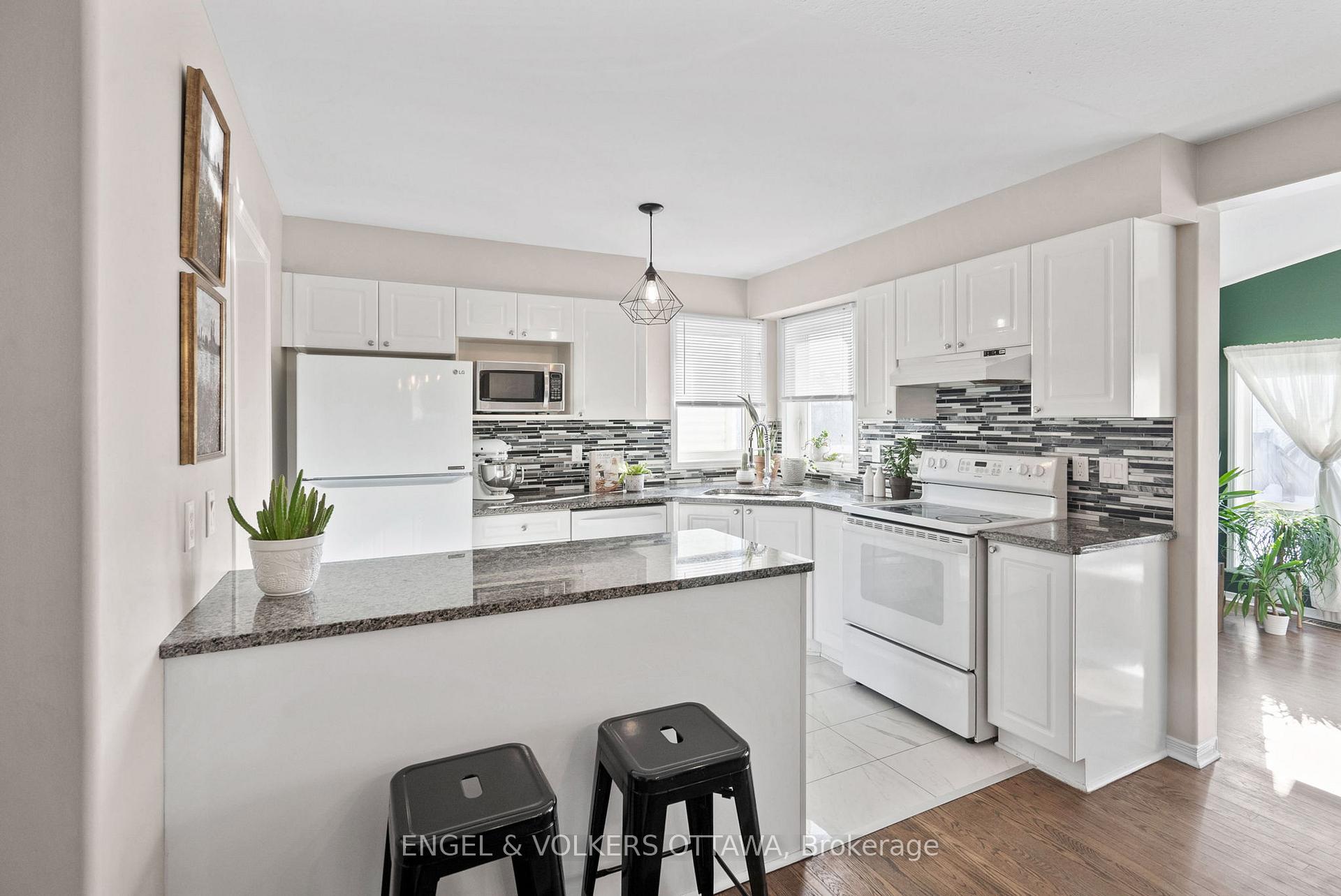 Photo 8 of 47 Splinter Crescent, Ottawa, Fairfield Heights — HOMEH
