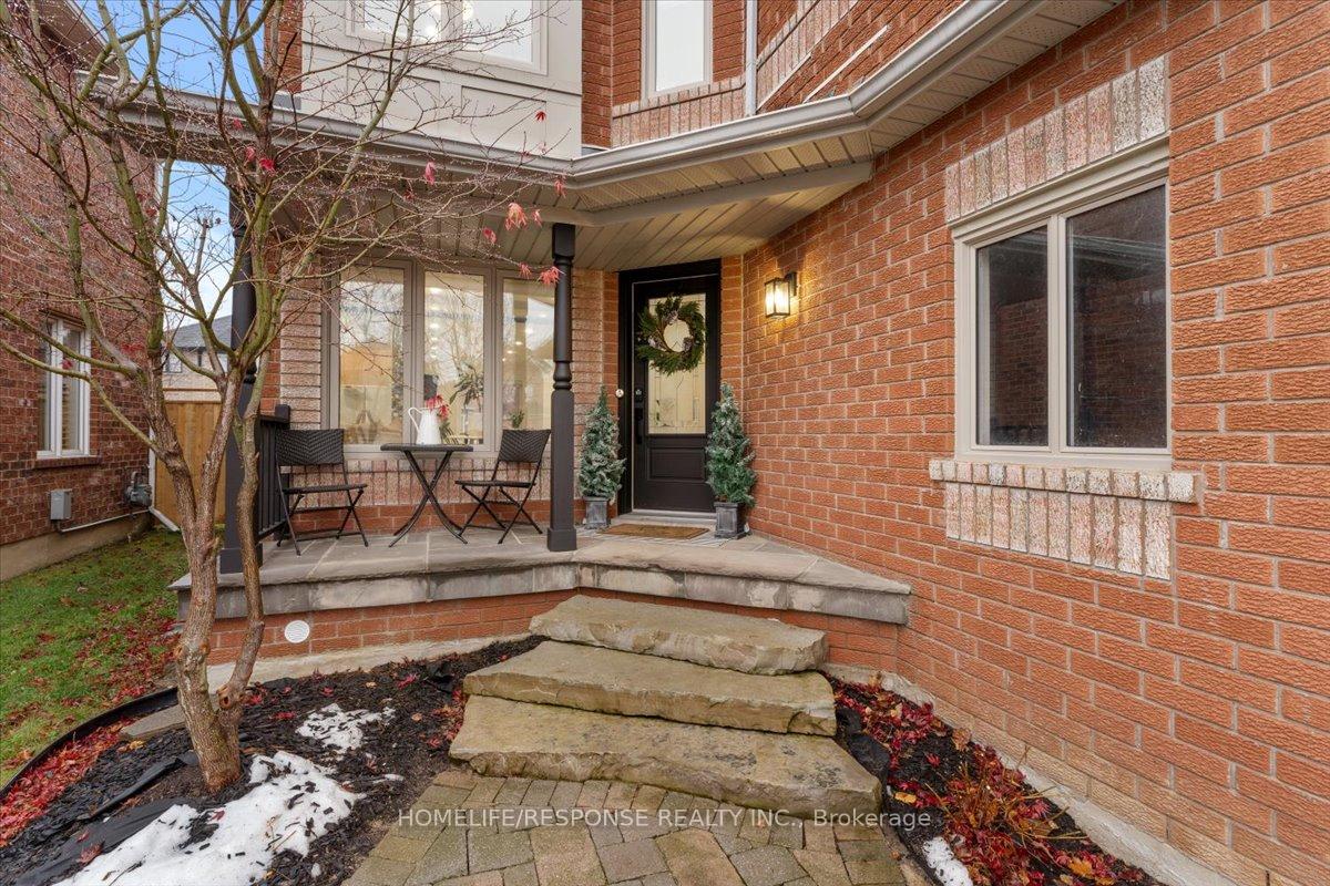 Photo 3 of 35 Chester Crescent, Halton Hills, Georgetown — HOMEH