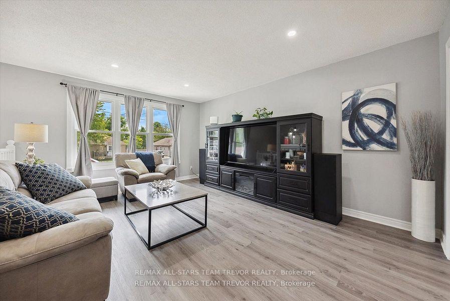 Photo 2 of 238 Pine Beach Drive, Georgina, Keswick South — HOMEH