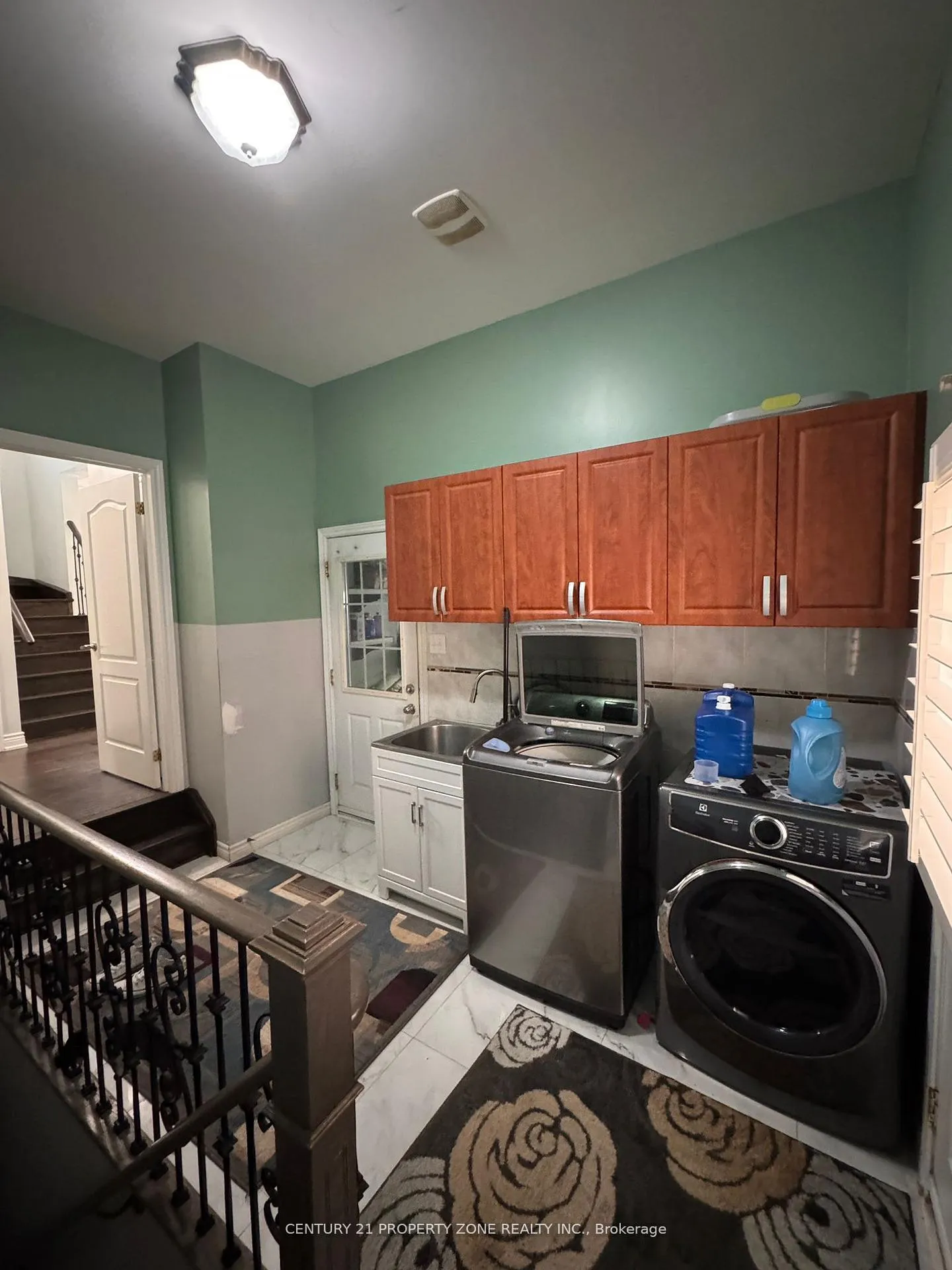 Photo 2 of Unit Room B, 33 Gamson Crescent, Brampton, Sandringham-Wellington — HOMEH