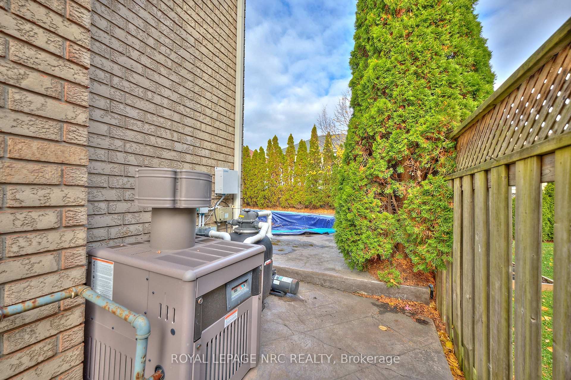 Photo 38 of 23 Moorland Crescent, Hamilton, Meadowlands — HOMEH