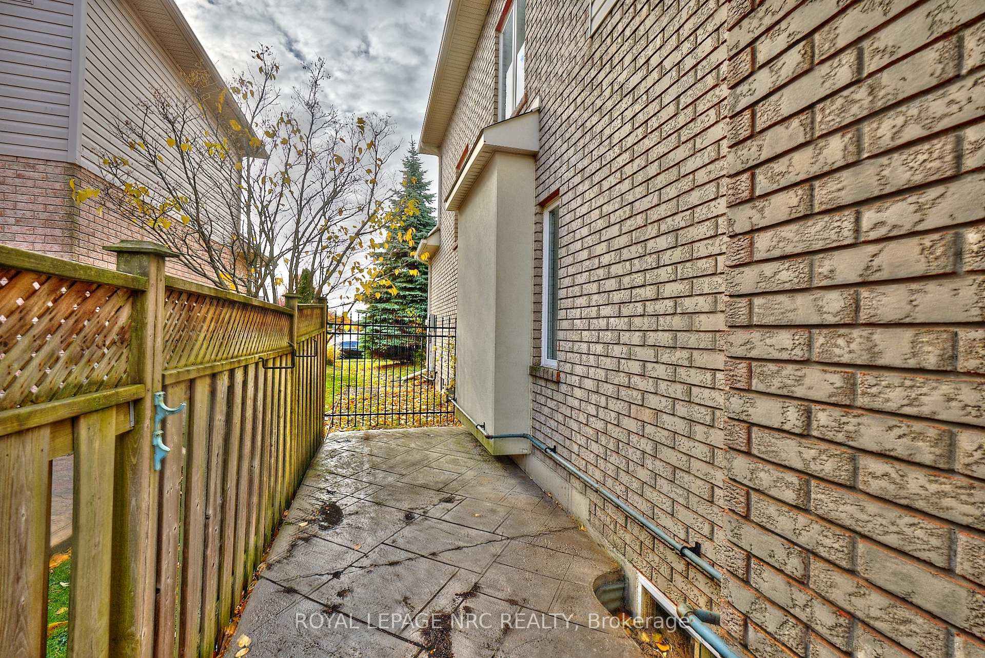 Photo 39 of 23 Moorland Crescent, Hamilton, Meadowlands — HOMEH