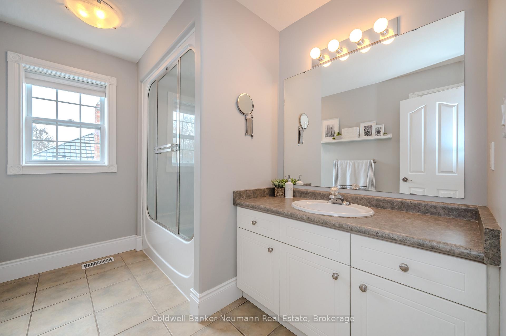 Photo 29 of 71 King Street, Guelph, St. George's — HOMEH