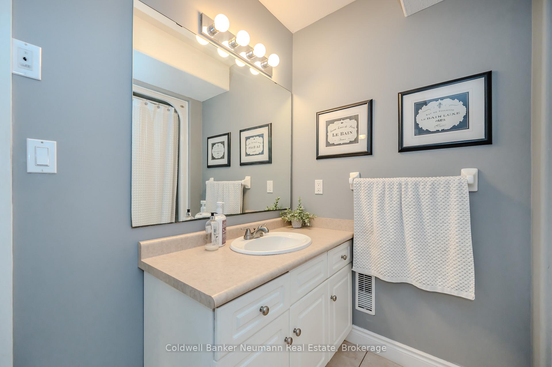 Photo 45 of 71 King Street, Guelph, St. George's — HOMEH
