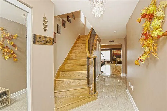 Photo 3 of Unit Upper, 6 Donomore Drive, Brampton, Northwest Brampton — HOMEH