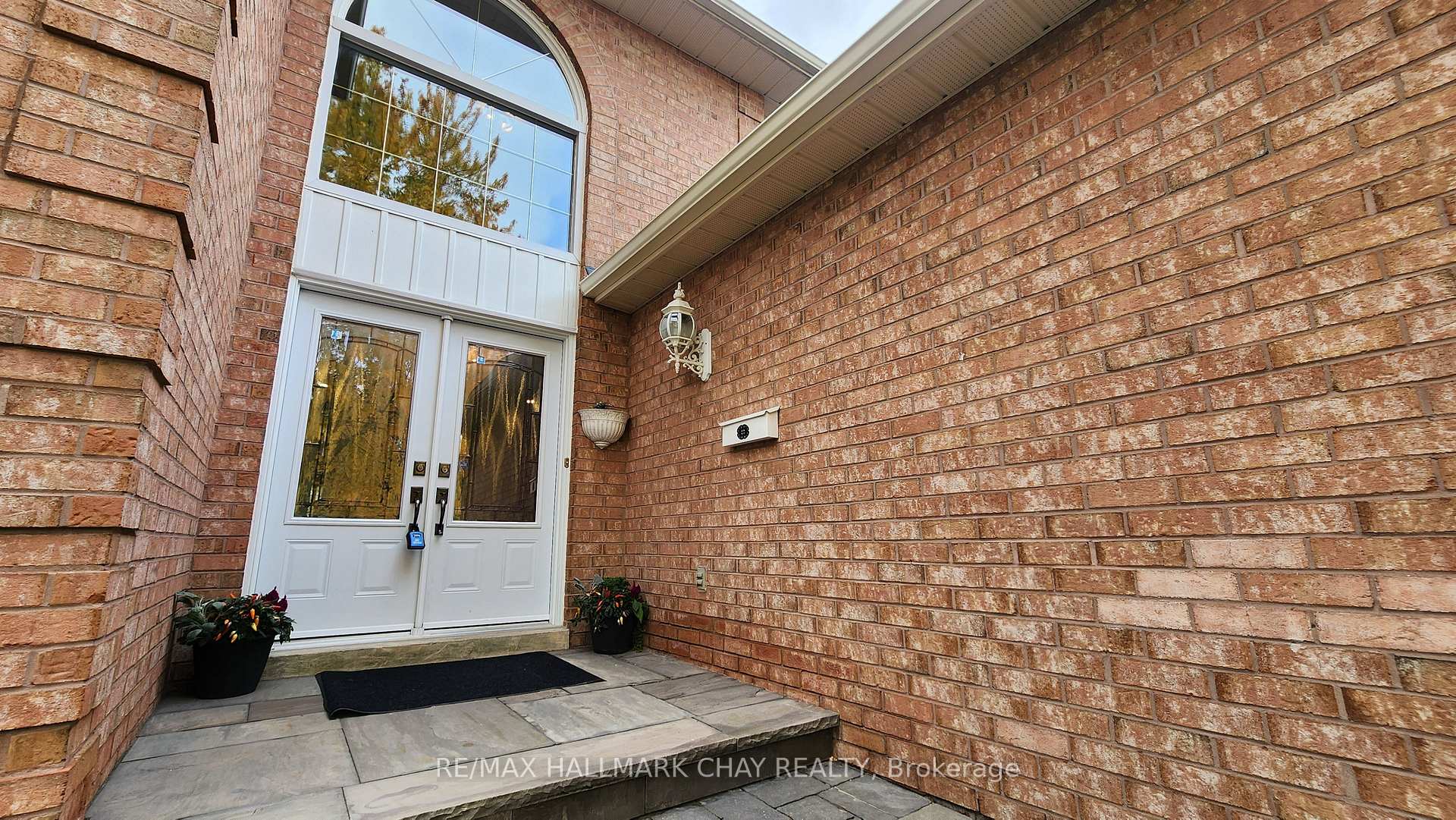 Photo 3 of 57 Chartwell Crescent, Georgina, Keswick North — HOMEH
