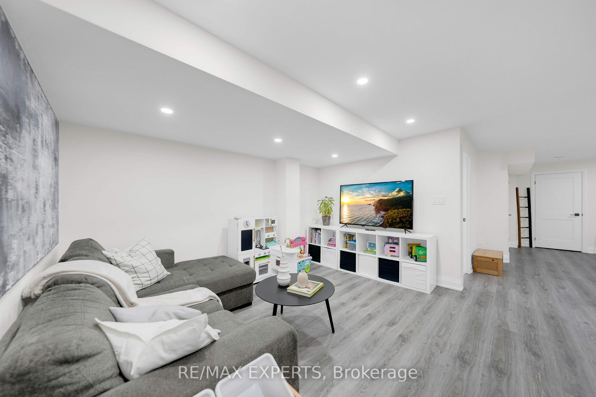 Photo 39 of 58 Humbershed Crescent, Caledon, Bolton West — HOMEH