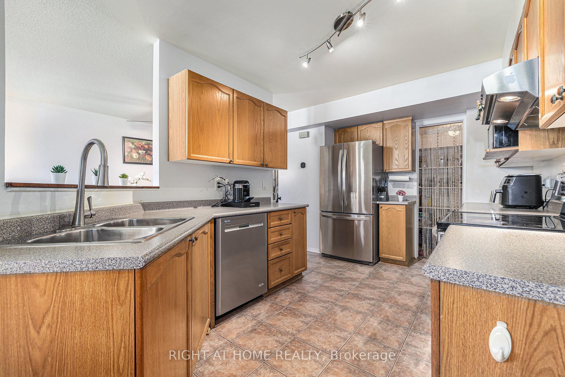 Photo 11 of 130 Scout Street, Ottawa, Central Park — HOMEH