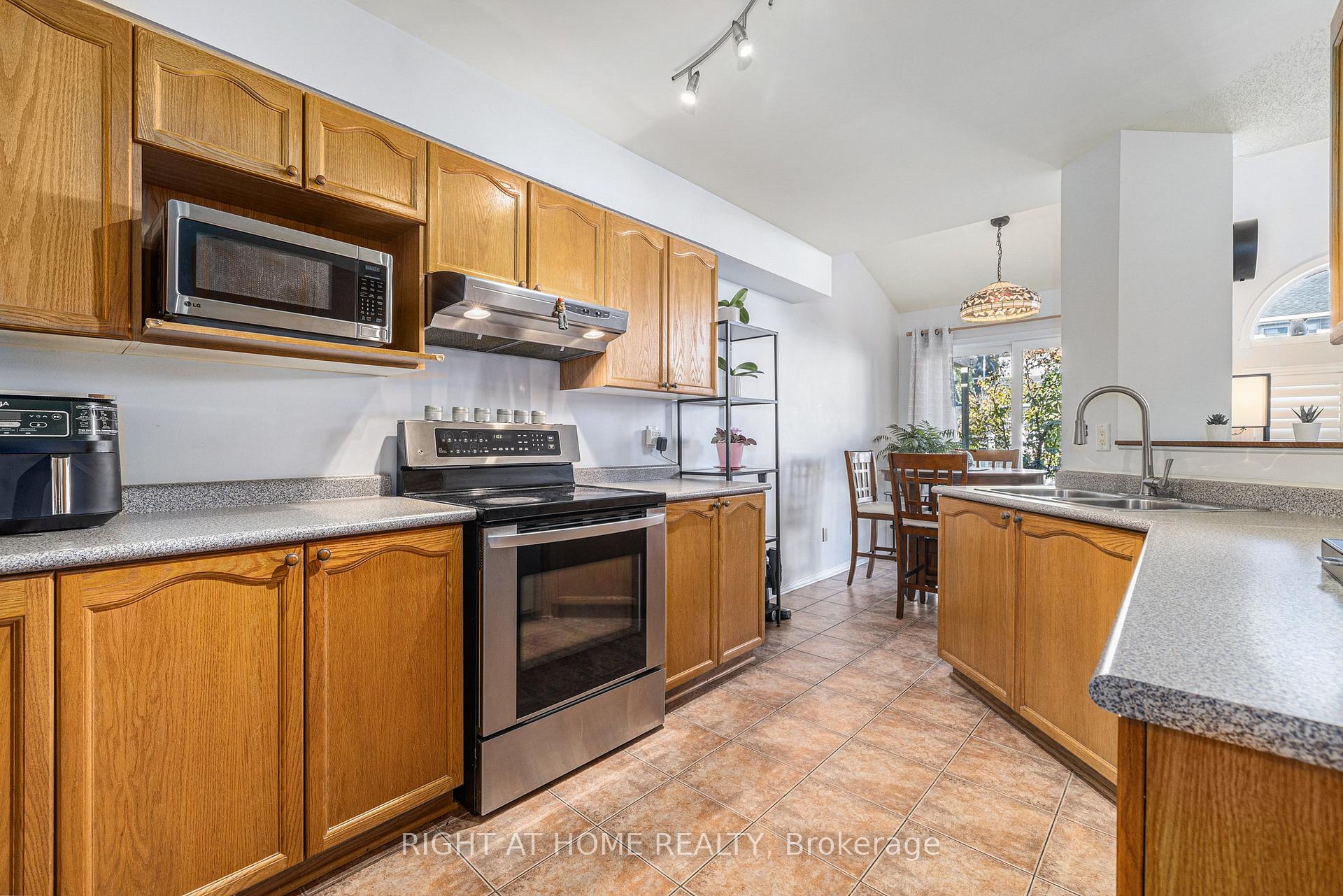 Photo 9 of 130 Scout Street, Ottawa, Central Park — HOMEH