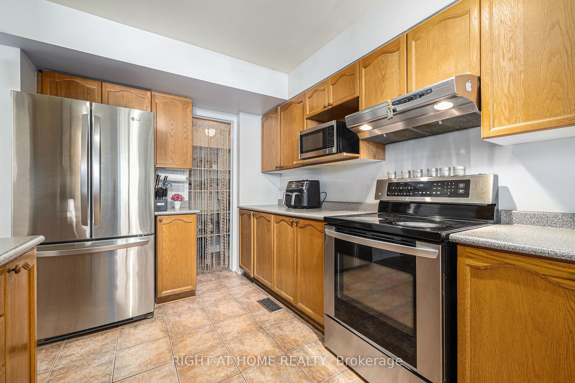 Photo 13 of 130 Scout Street, Ottawa, Central Park — HOMEH