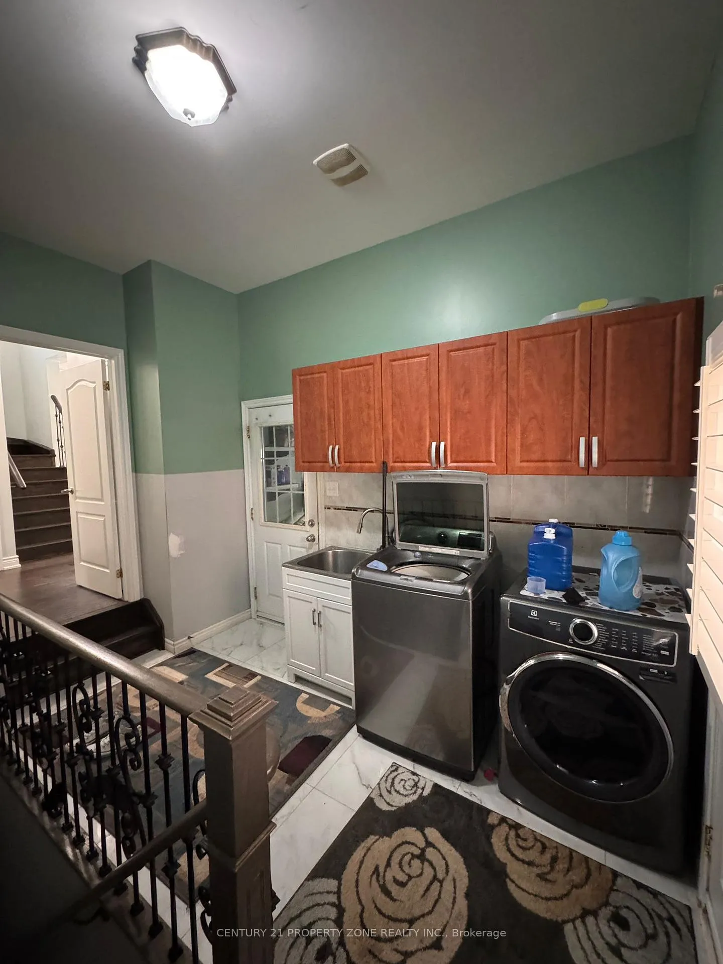 Photo 3 of Unit Master bedroom, 33 Gamson Crescent, Brampton, Sandringham-Wellington — HOMEH