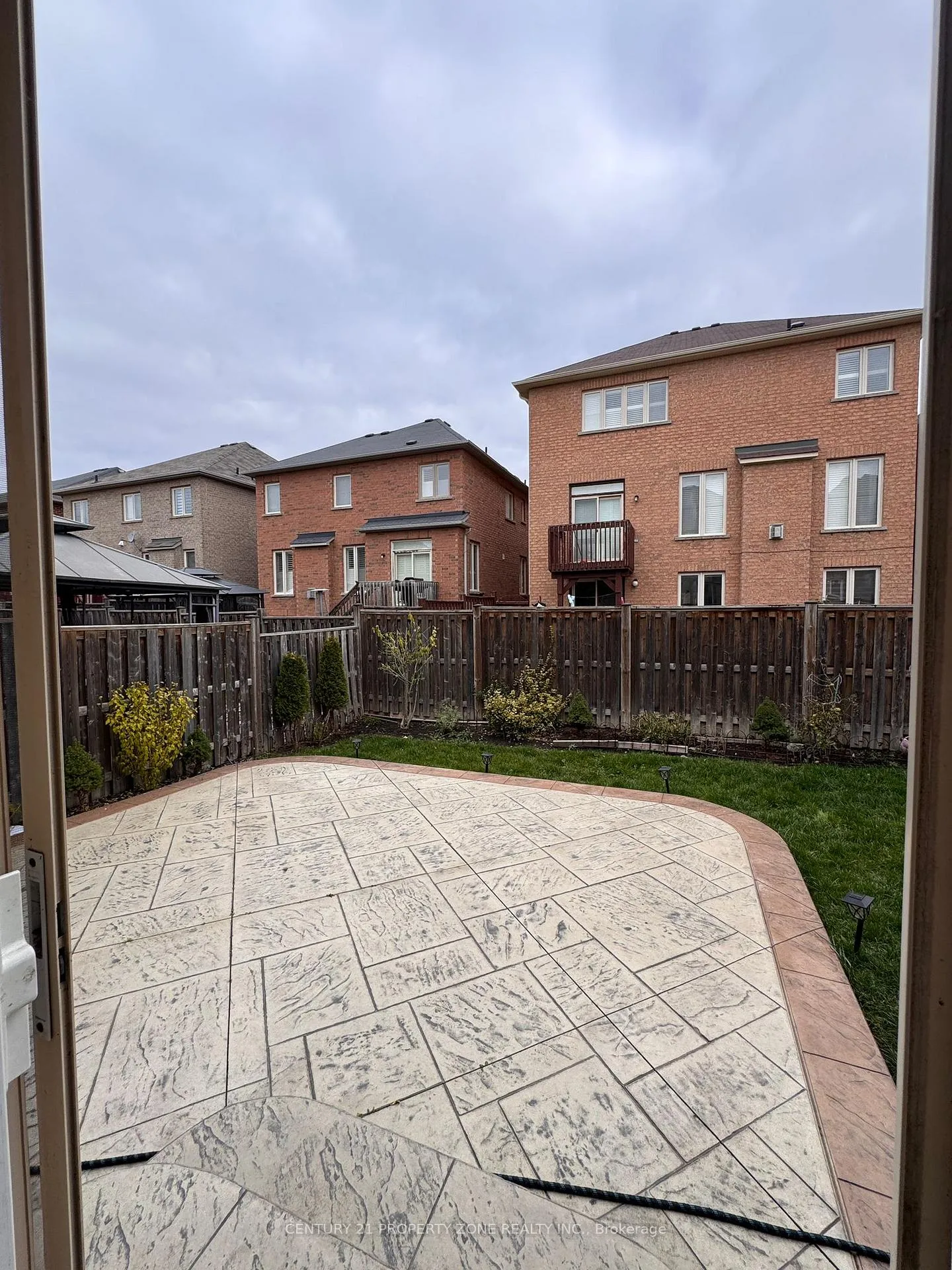 Photo 22 of Unit Master bedroom, 33 Gamson Crescent, Brampton, Sandringham-Wellington — HOMEH